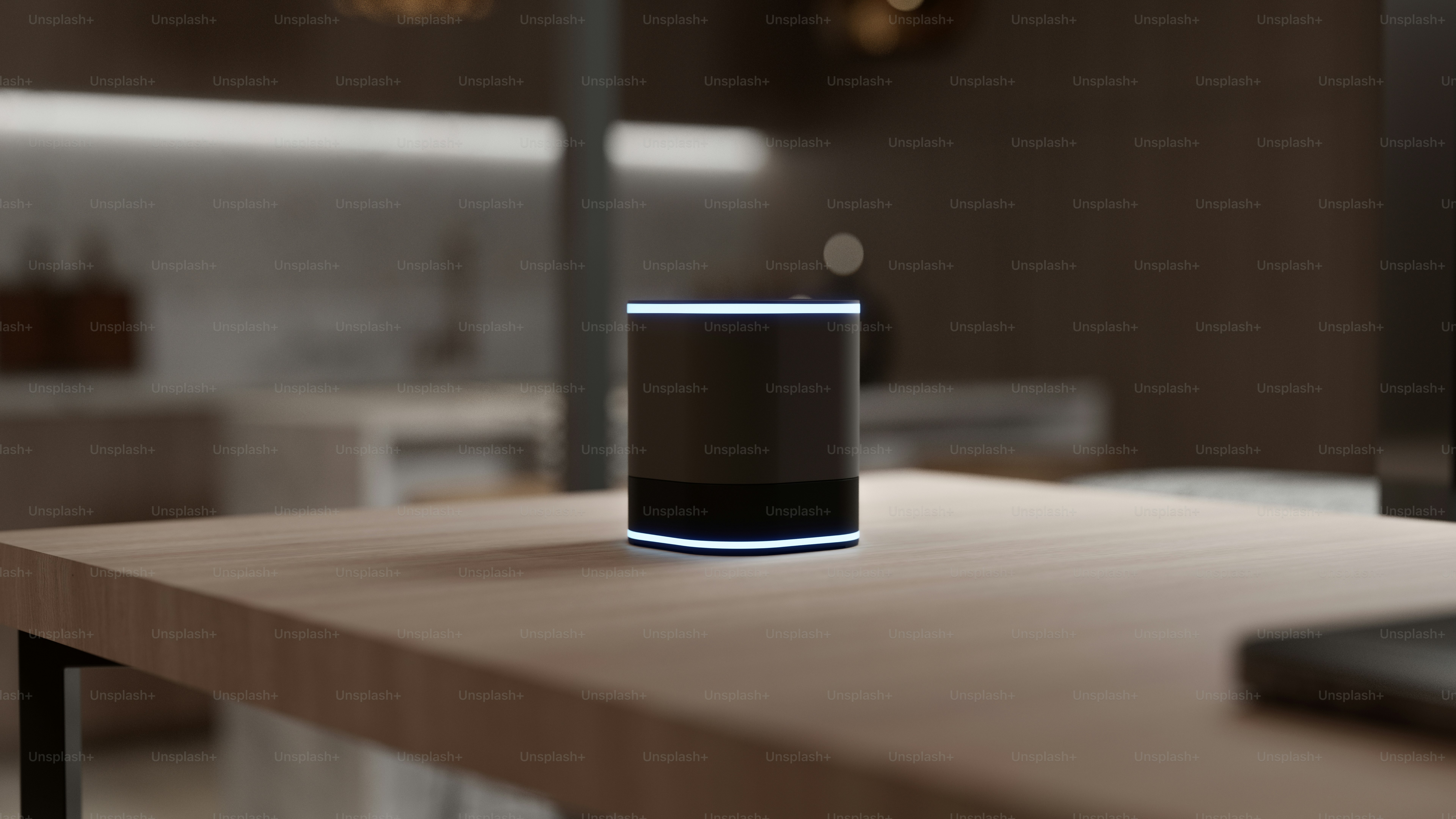 Un teléfono inteligente encima de una mesa de madera