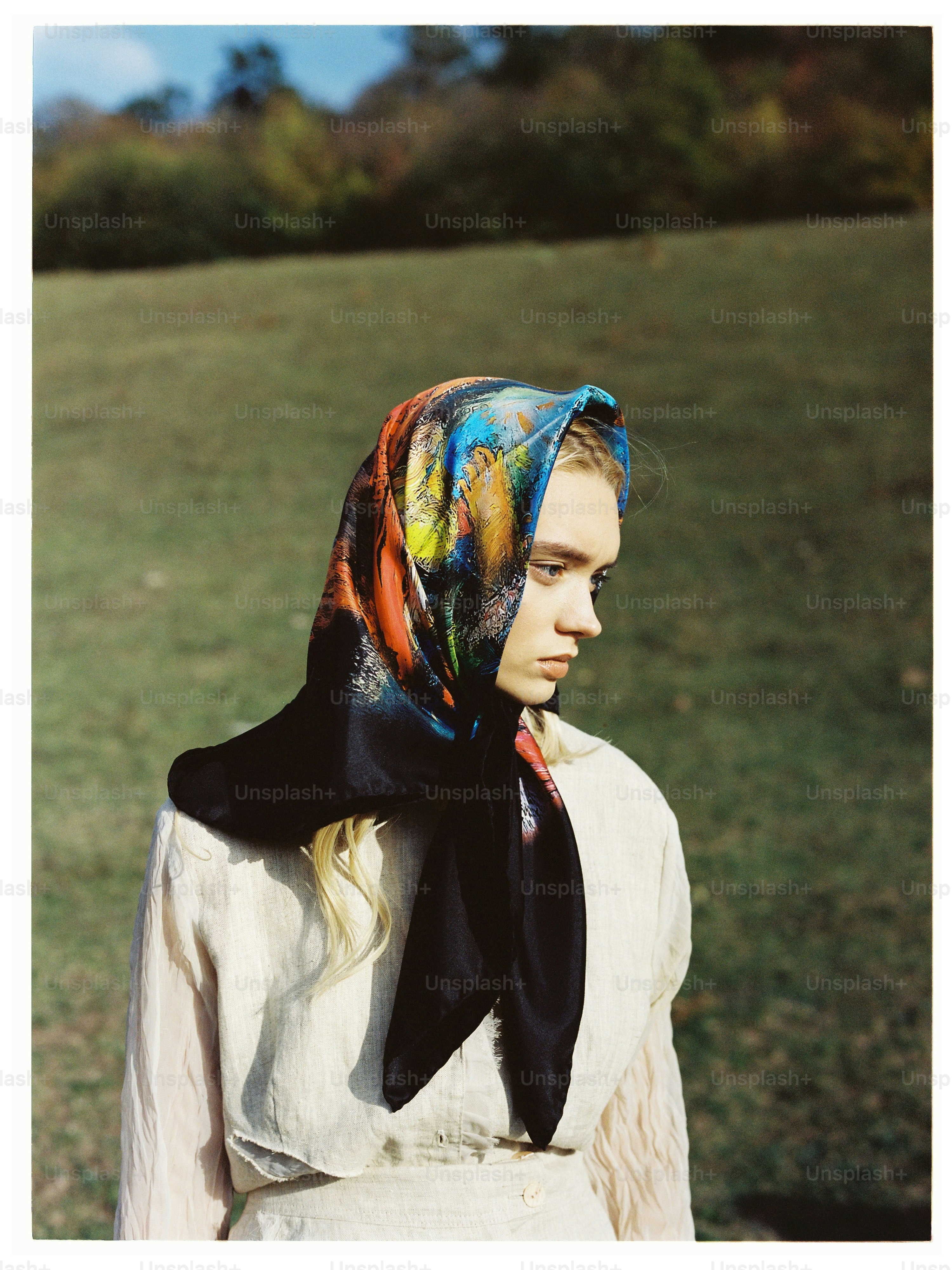 Une femme avec un foulard coloré sur la tête