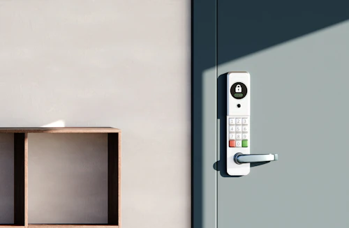 Cerradura digital con teclado instalada en una puerta