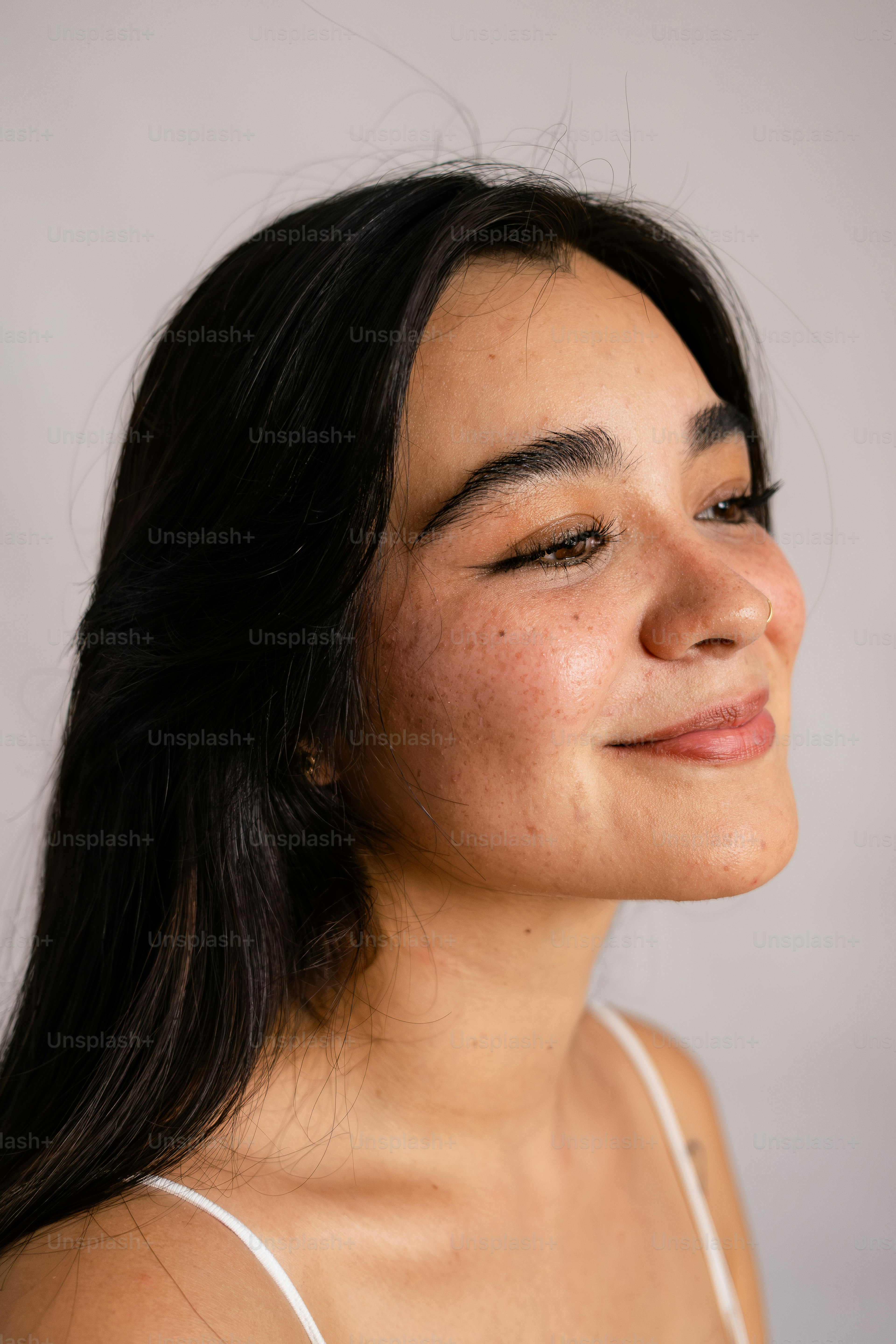 Un gros plan d’une femme avec un sourire sur le visage