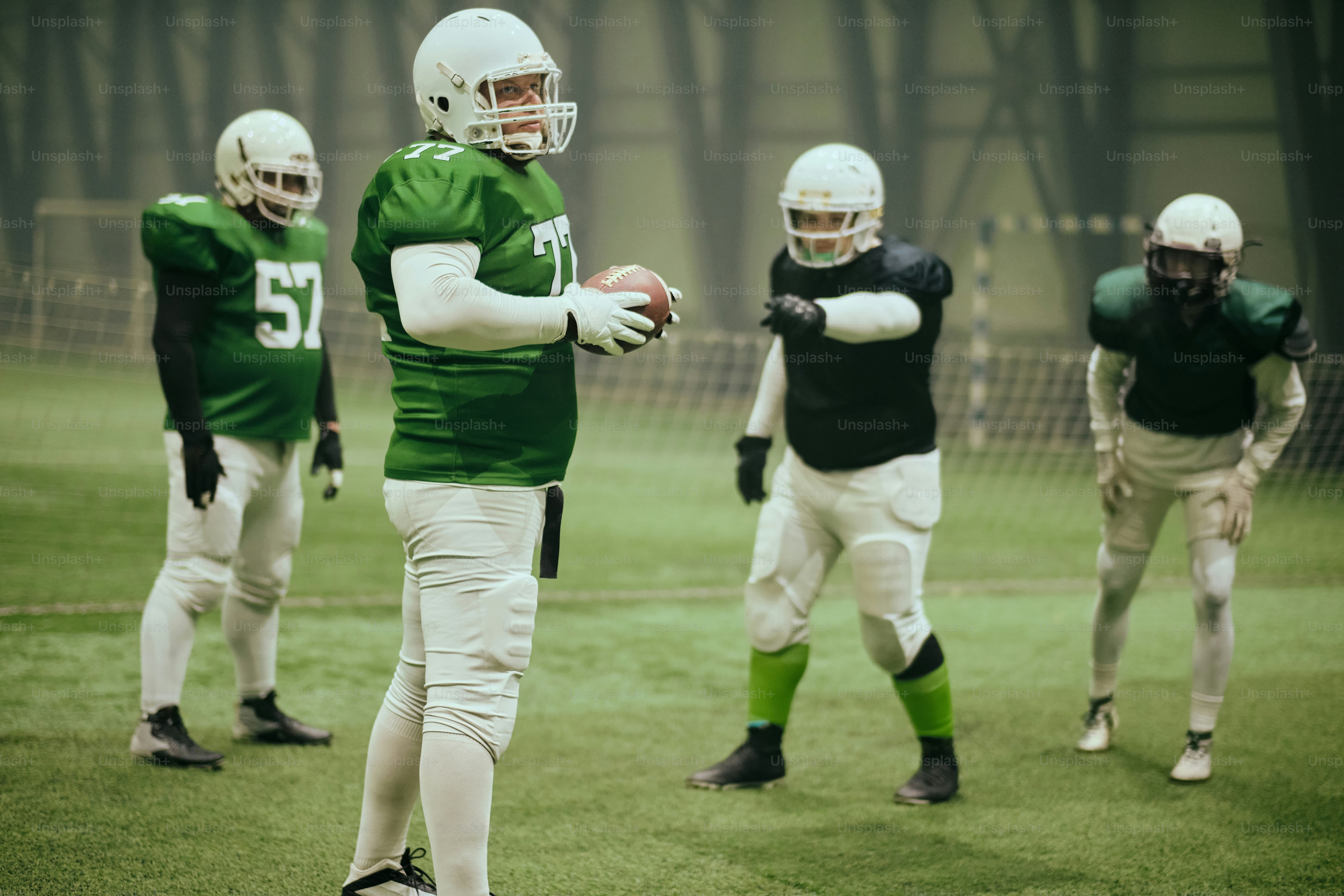 Eine Gruppe von Fußballspielern steht auf einem Feld