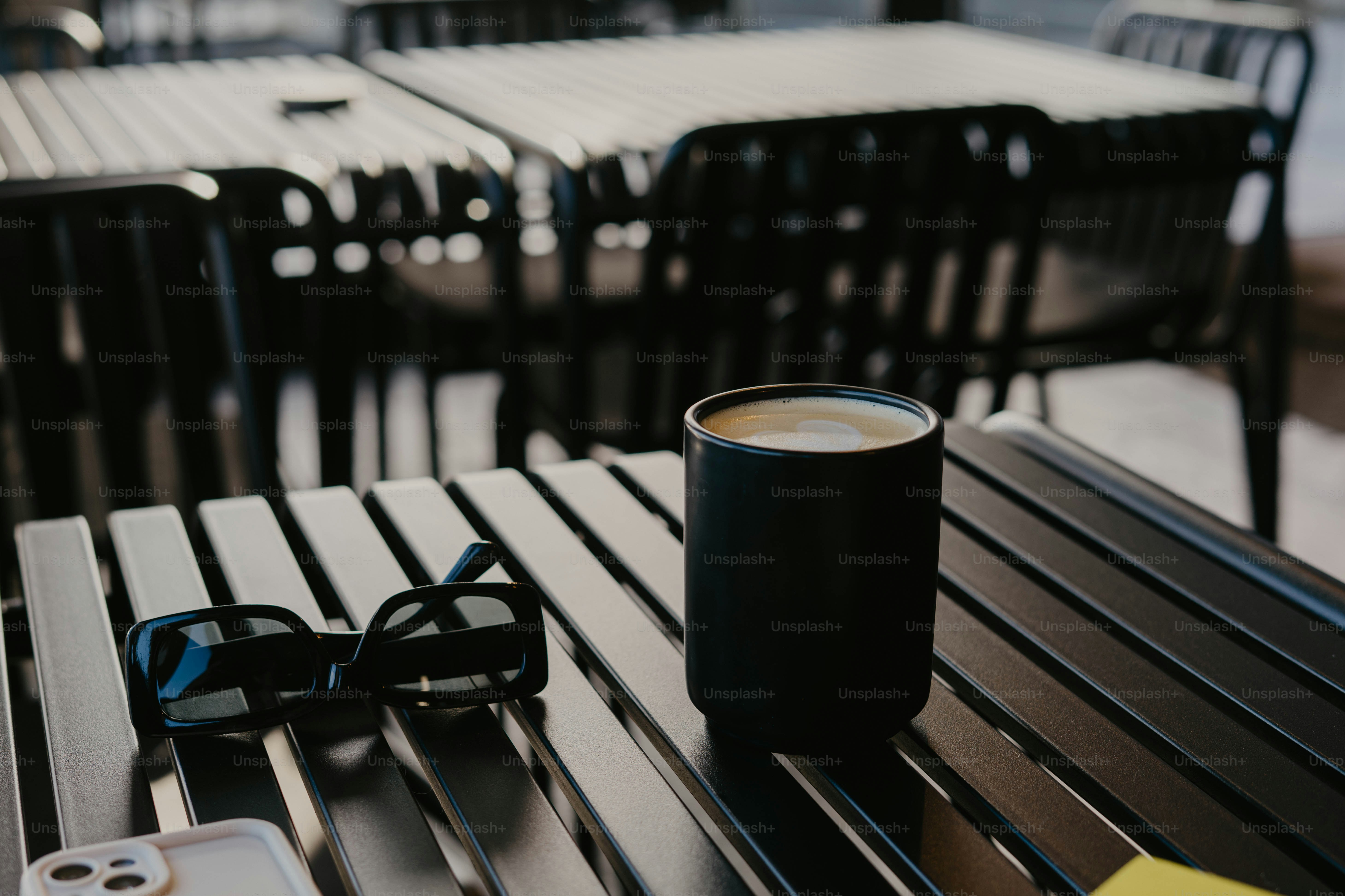 Una taza de café encima de una mesa de madera