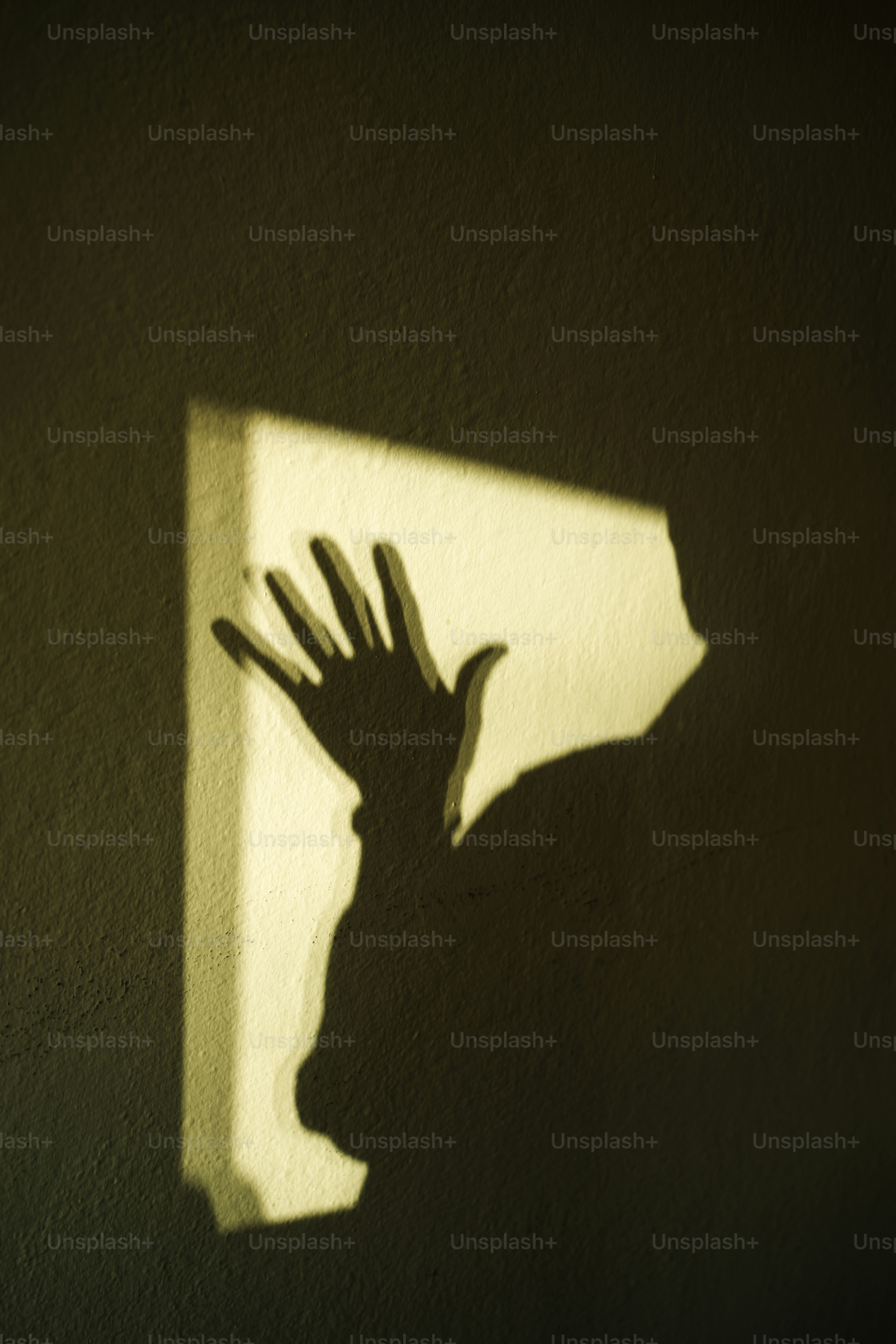 Ein Schatten einer Hand an einer Wand