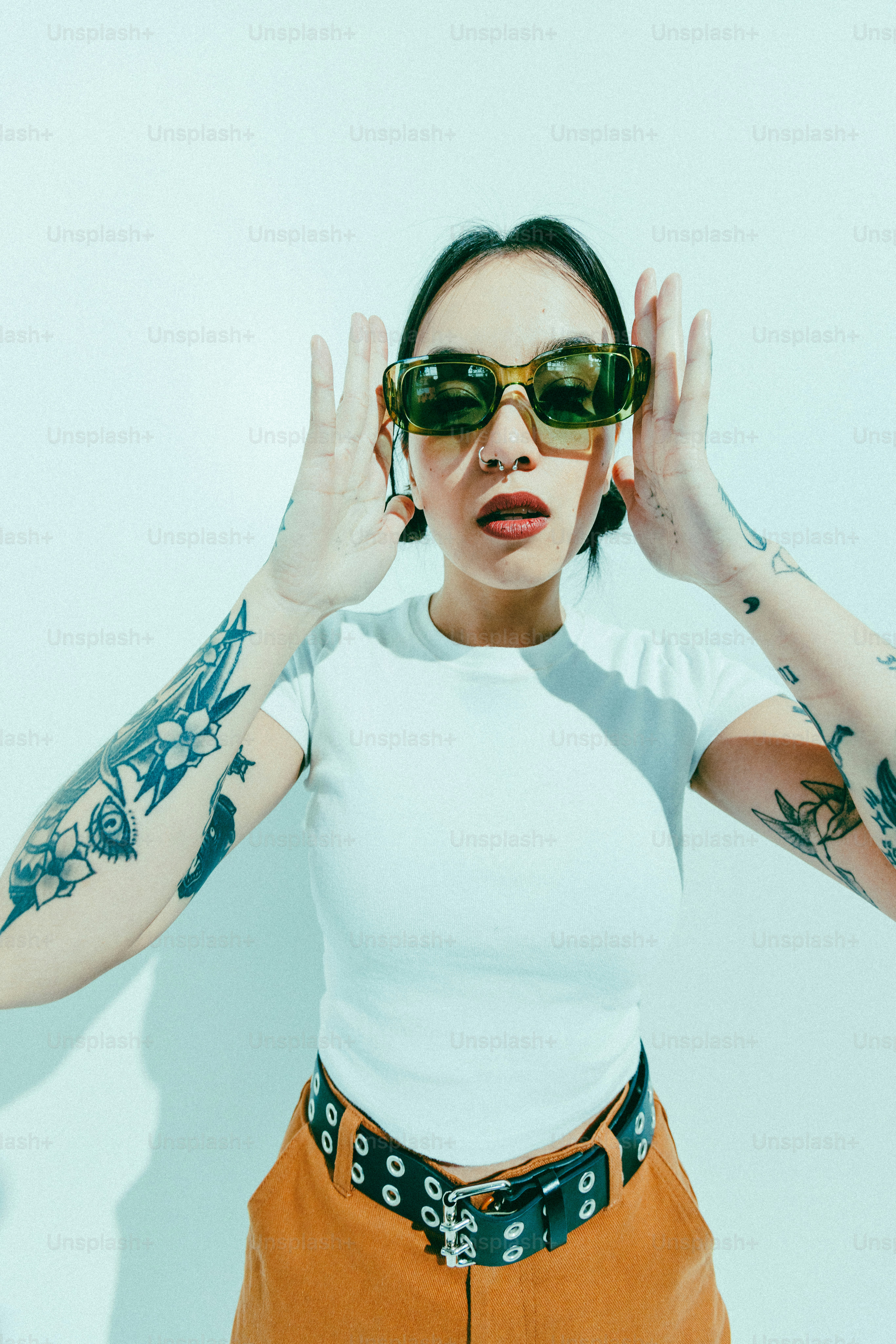 Una donna in camicia bianca e pantaloni marroni