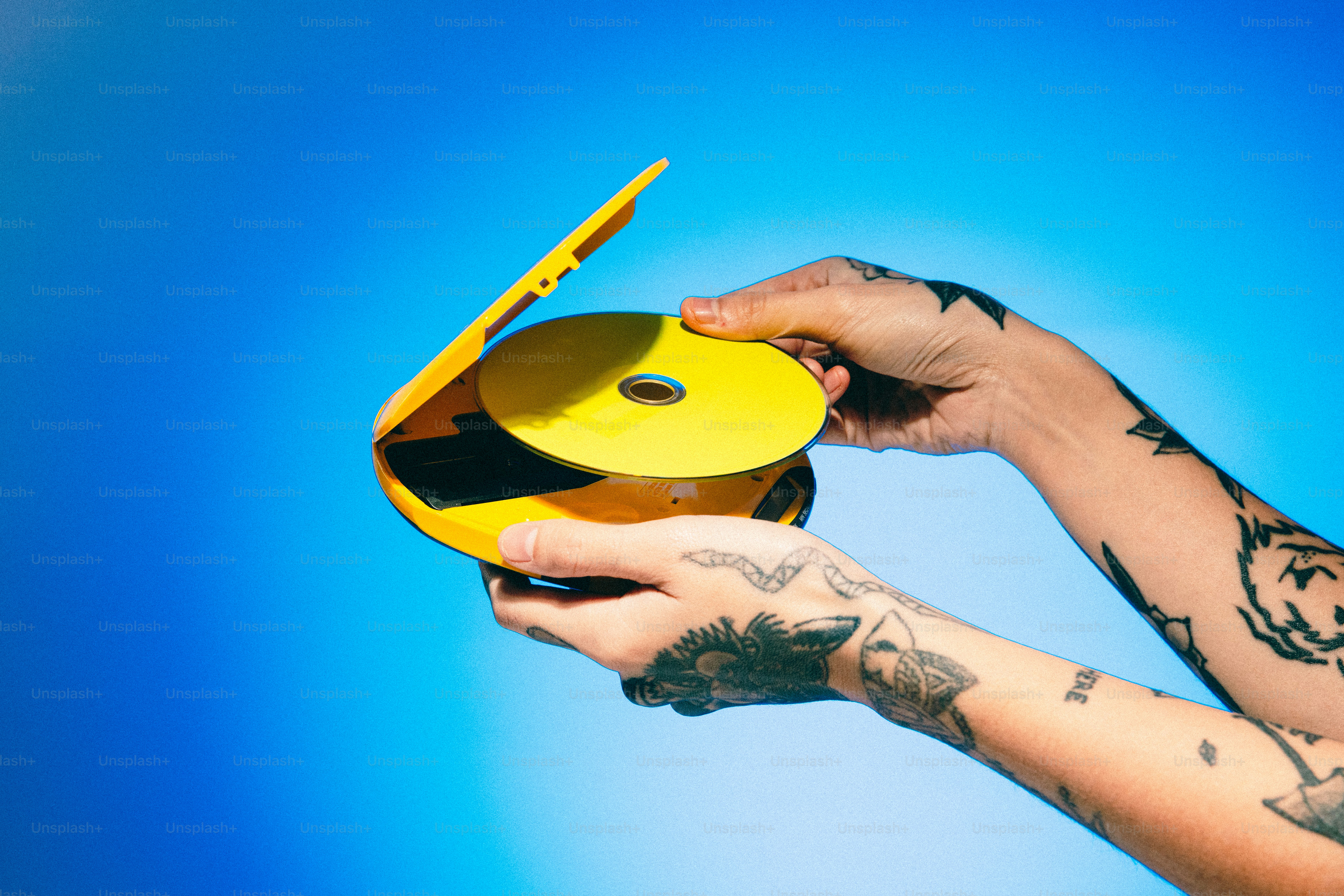 Una persona che tiene in mano un oggetto giallo