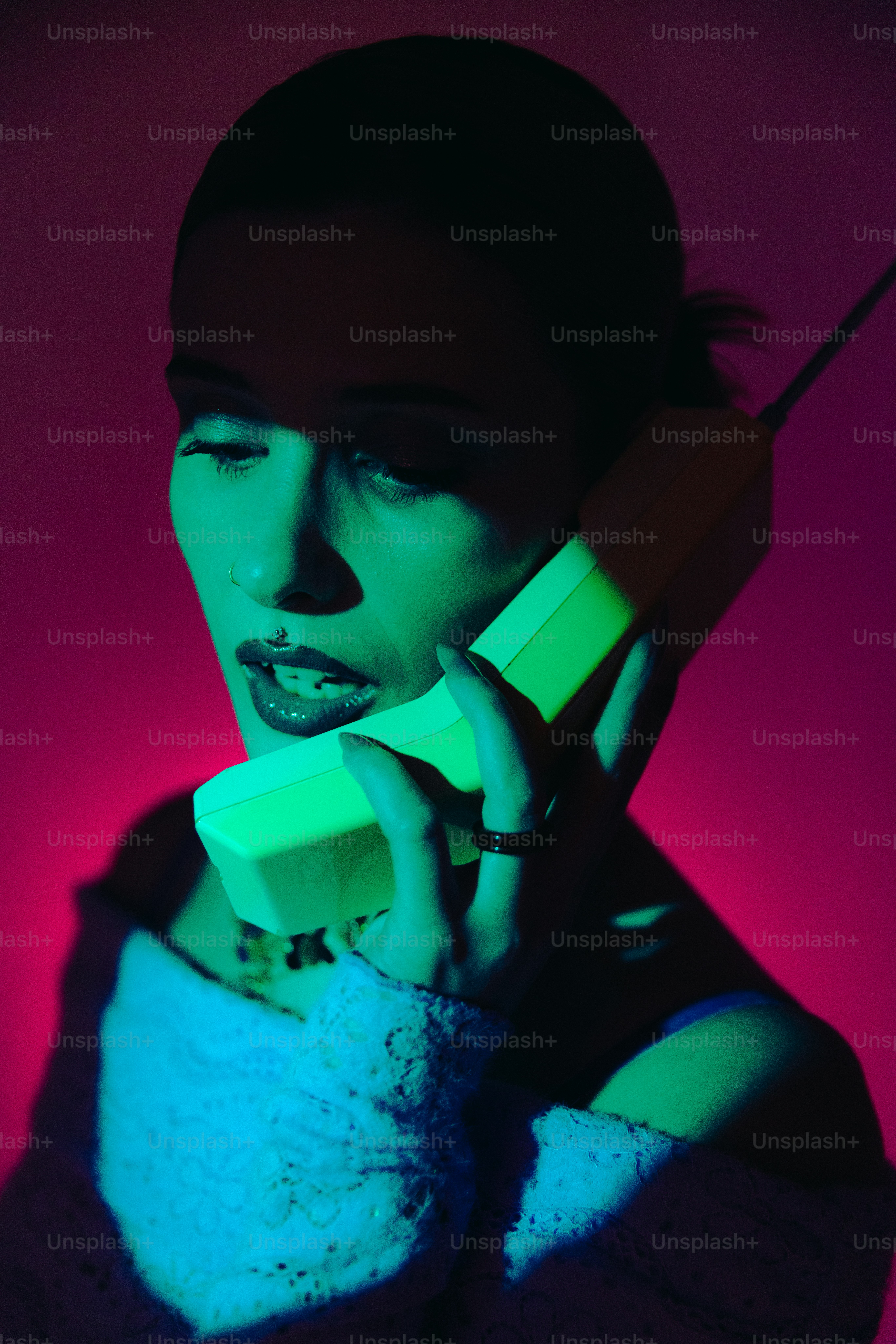 Una donna che tiene un telefono cellulare all'orecchio