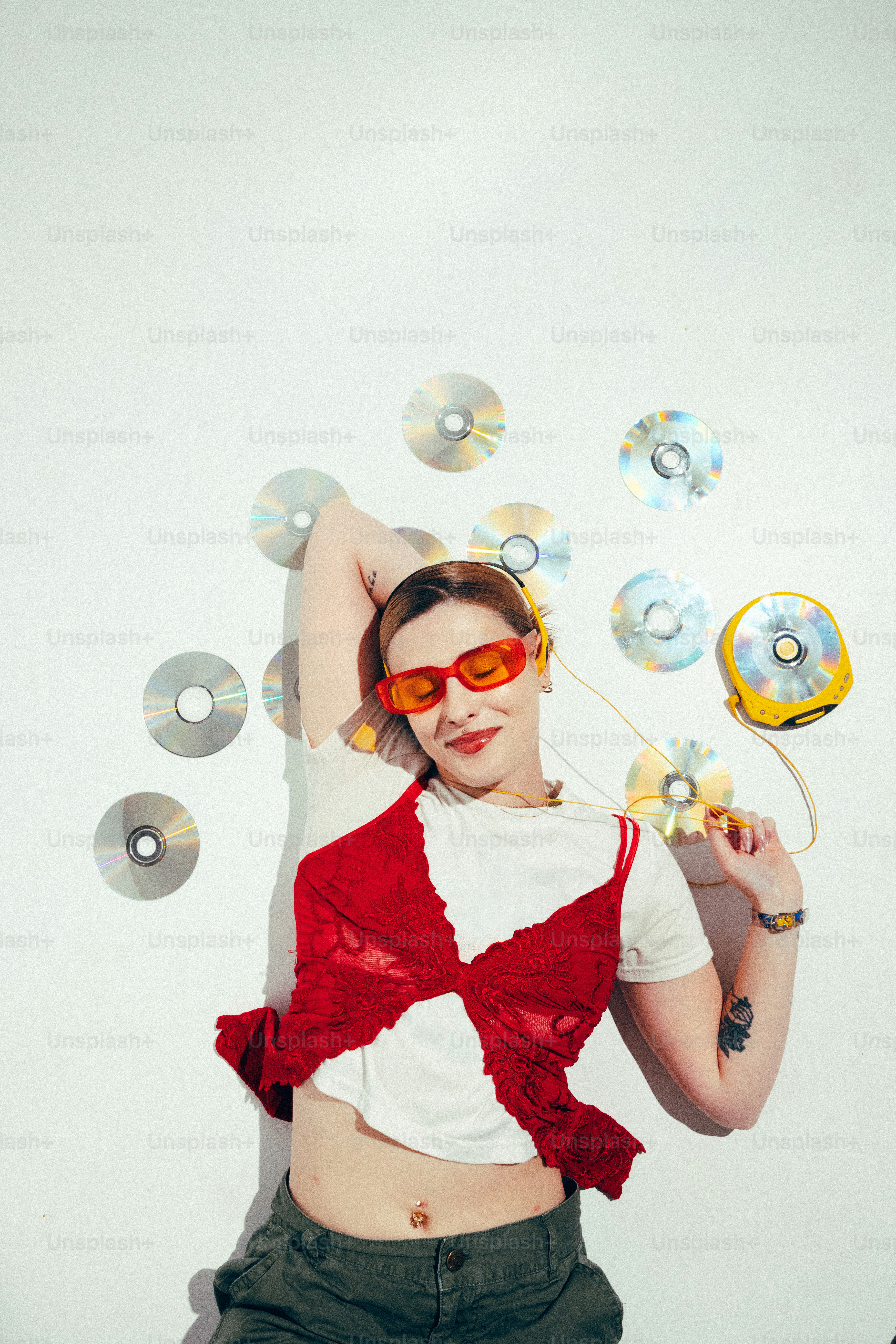 Uma mulher usando óculos escuros e um top vermelho