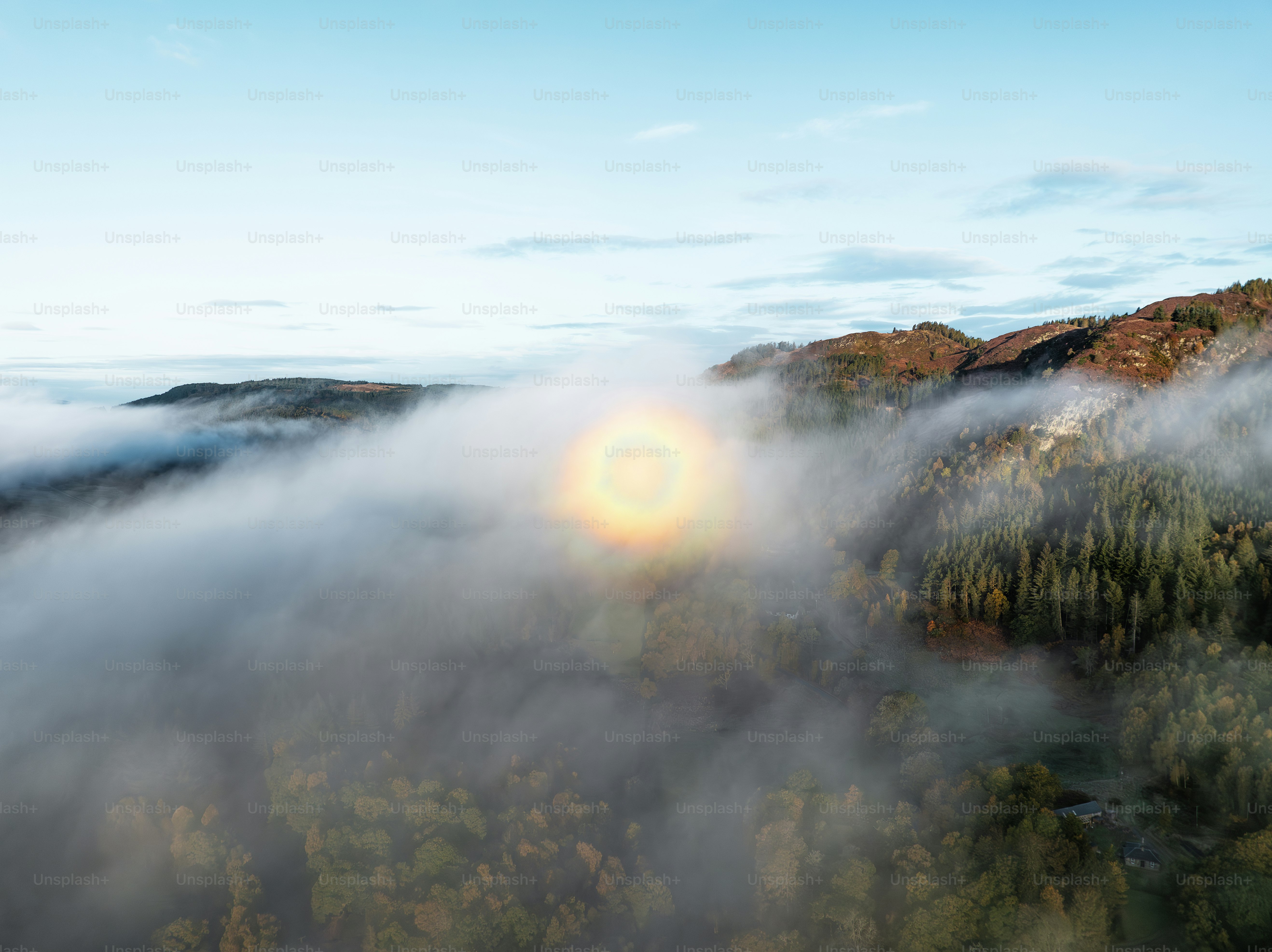 Le soleil brille à travers les nuages dans les montagnes
