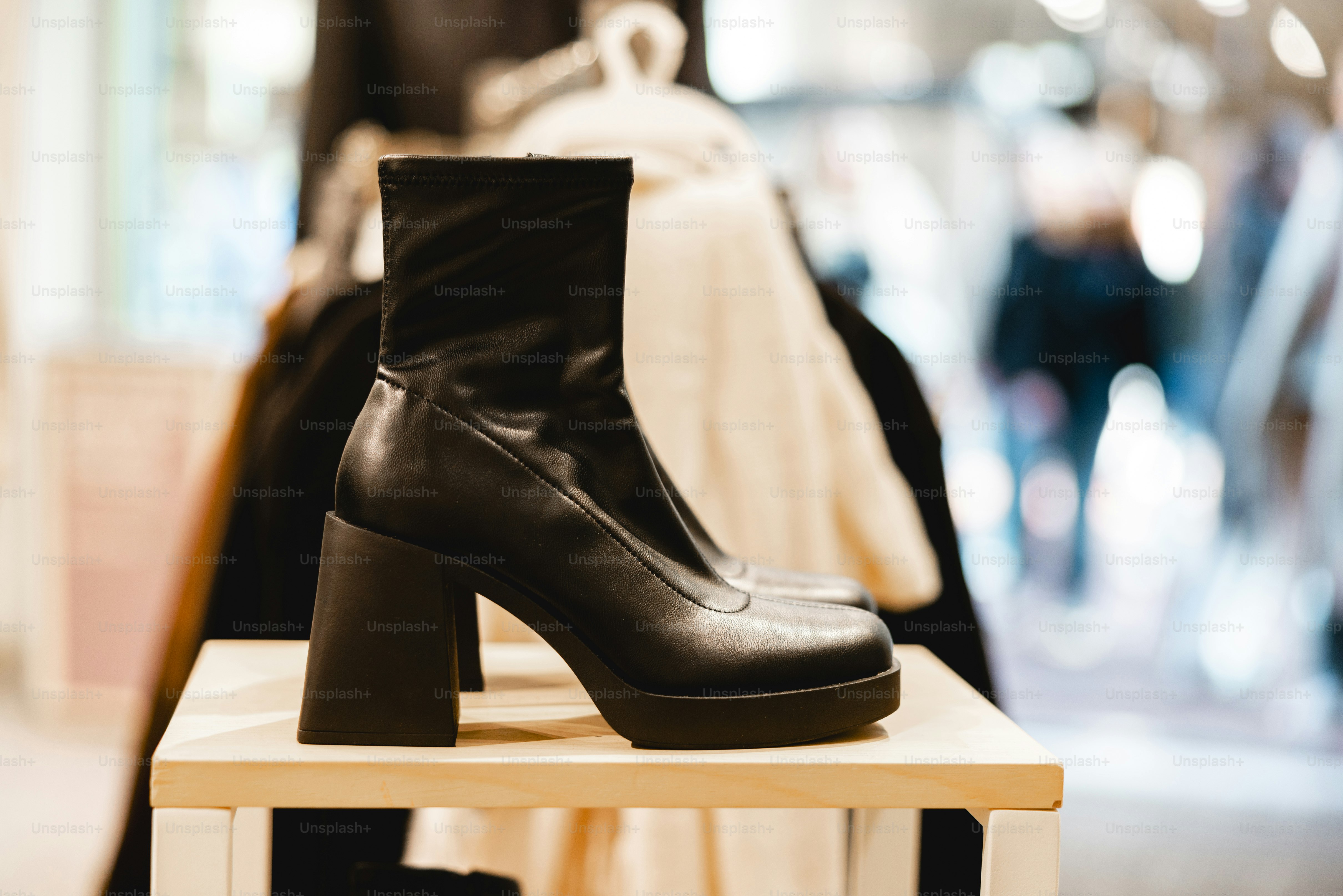 Un par de botas negras encima de una mesa de madera