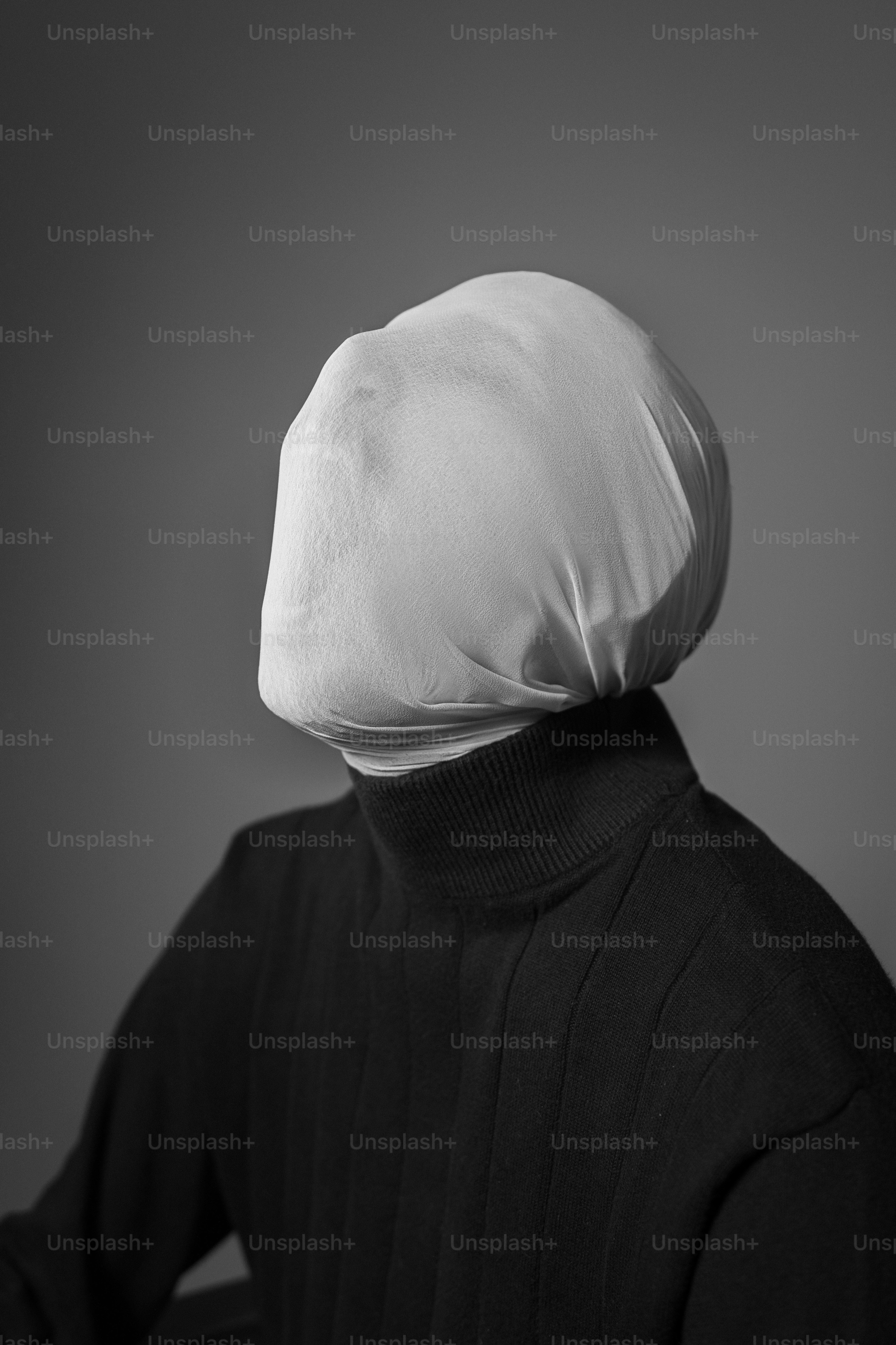 頭に白い帽子をかぶった人