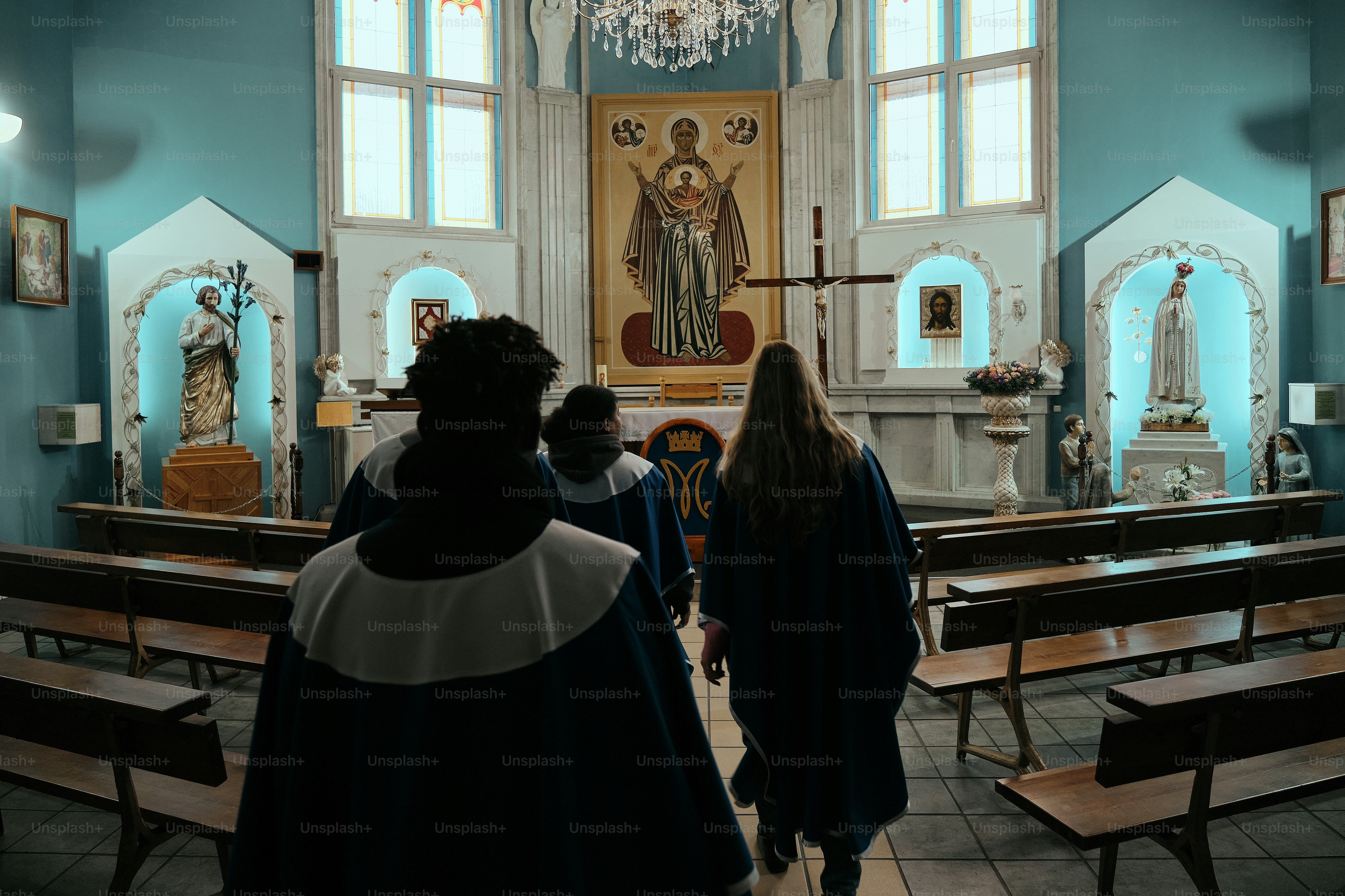 Un par de personas que están de pie en una iglesia