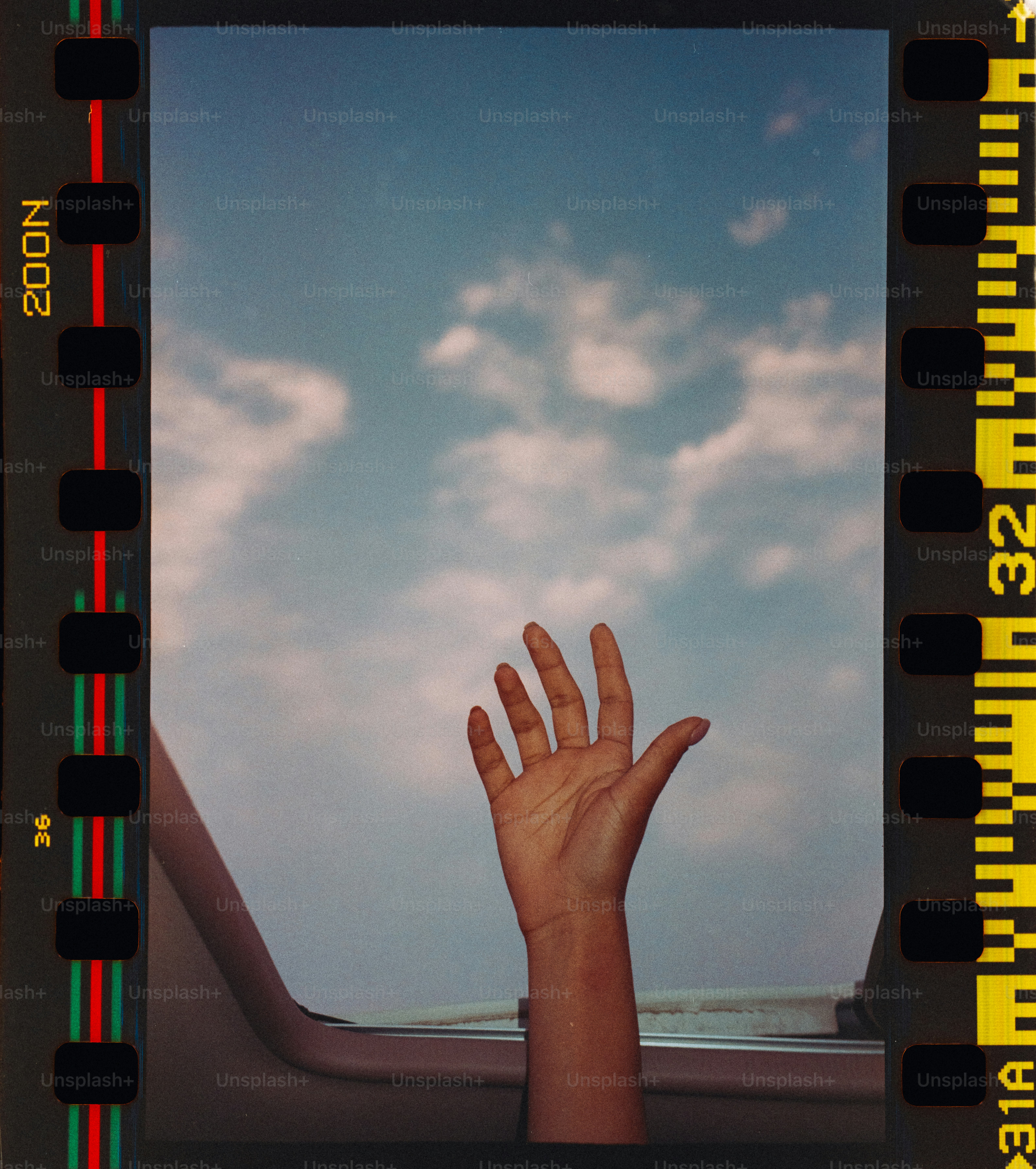 Uma mão que estende para fora de uma janela do carro