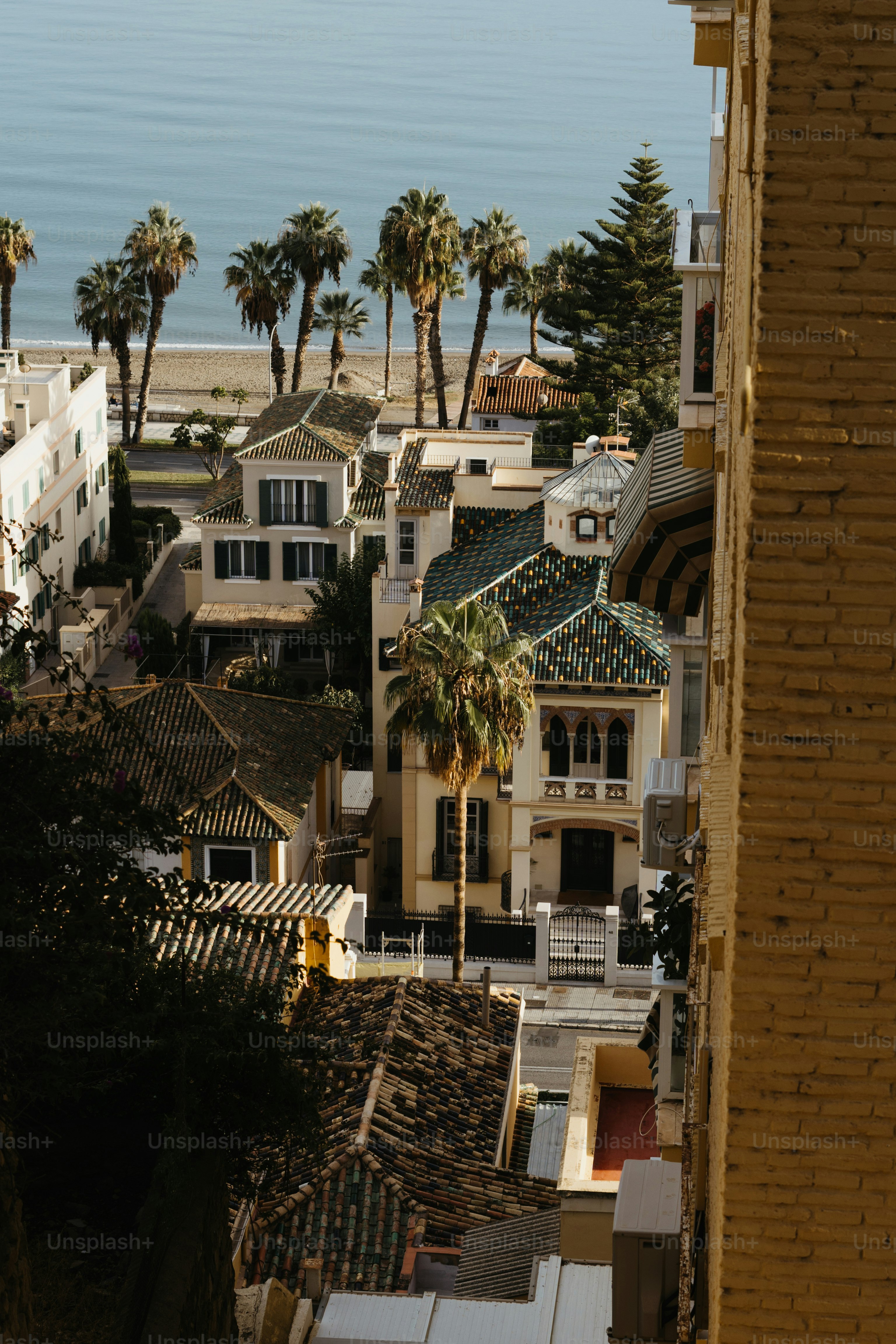 Vista di una spiaggia da un alto edificio