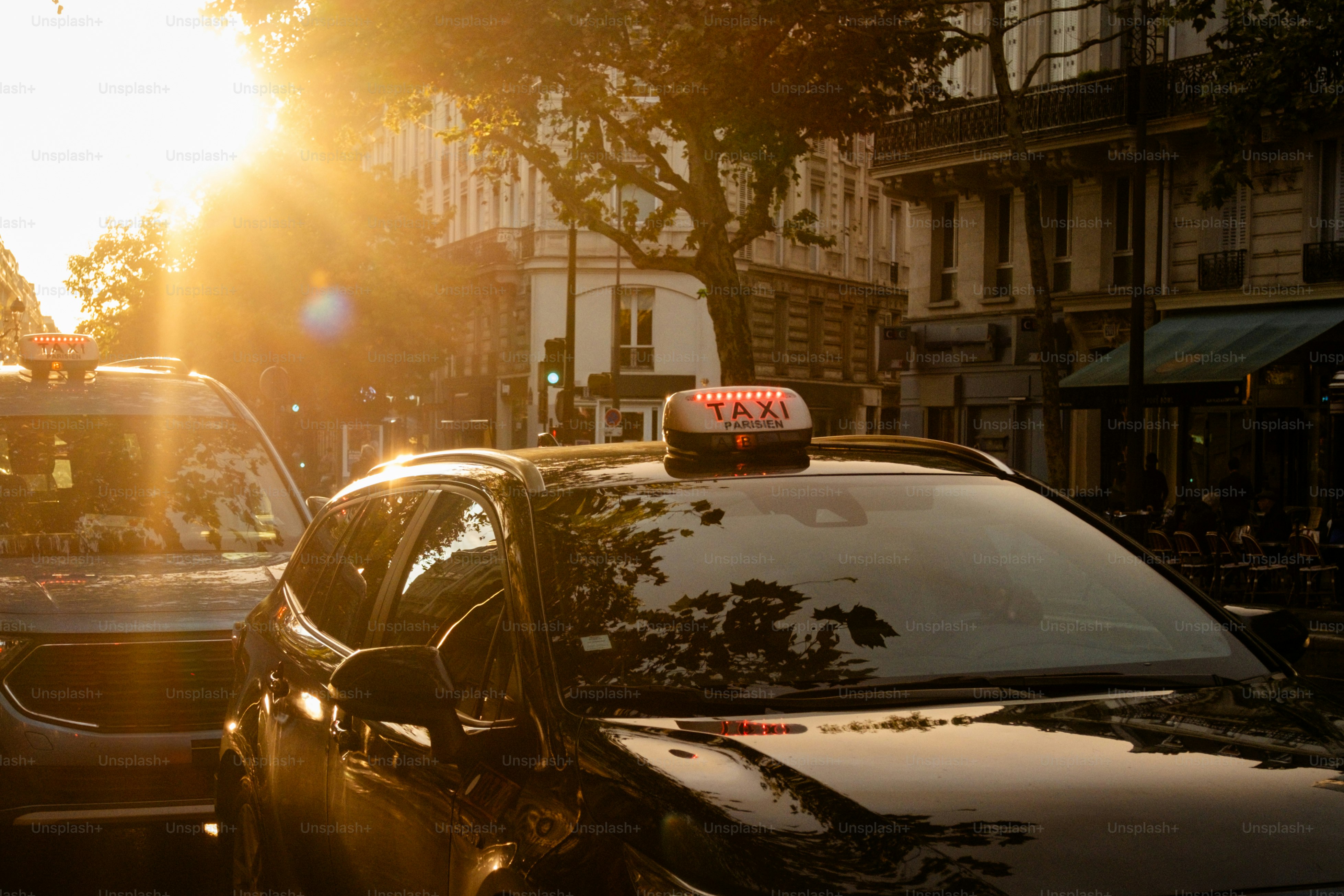 Un paio di auto che sono ferme in strada