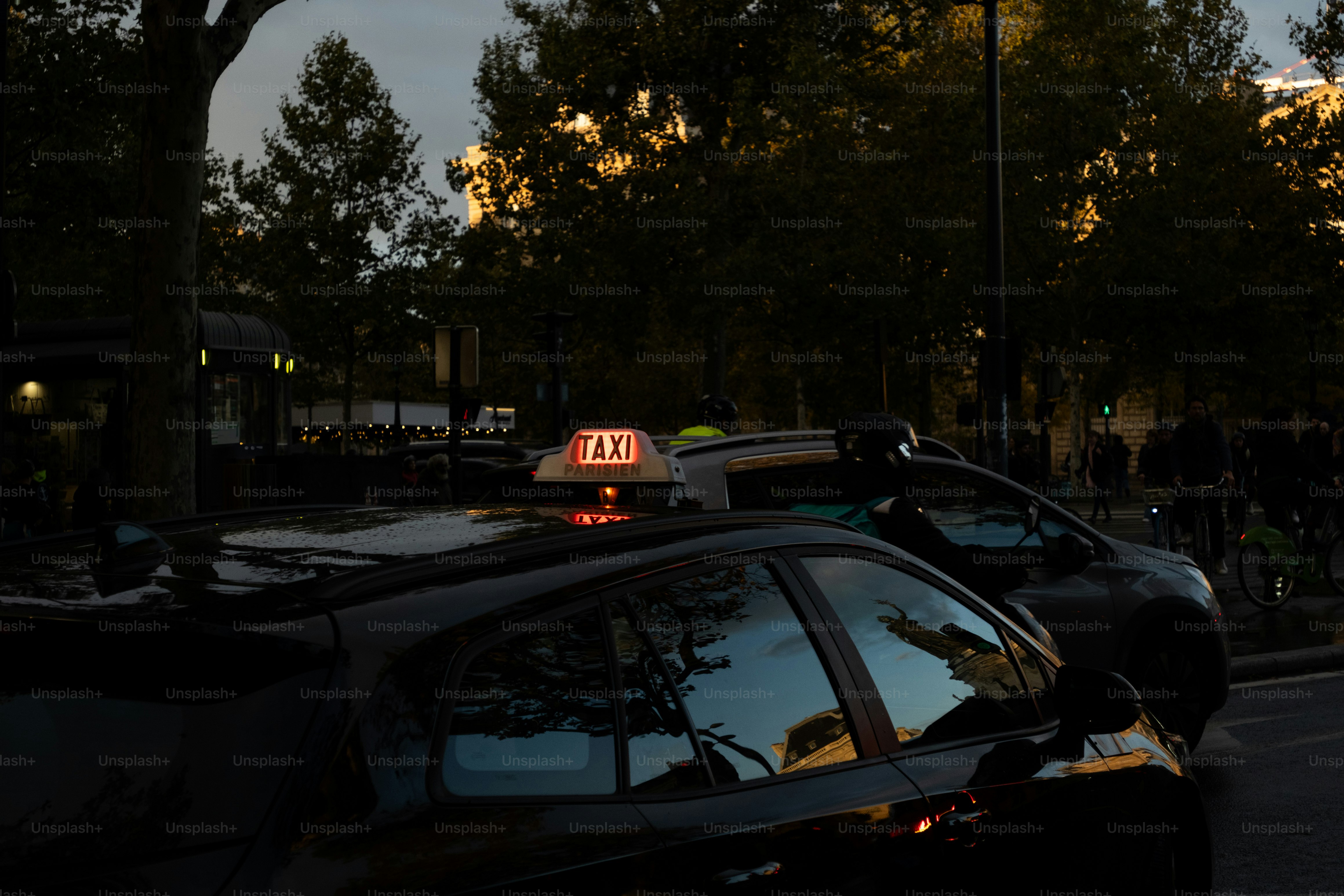 Un'auto che è ferma per strada