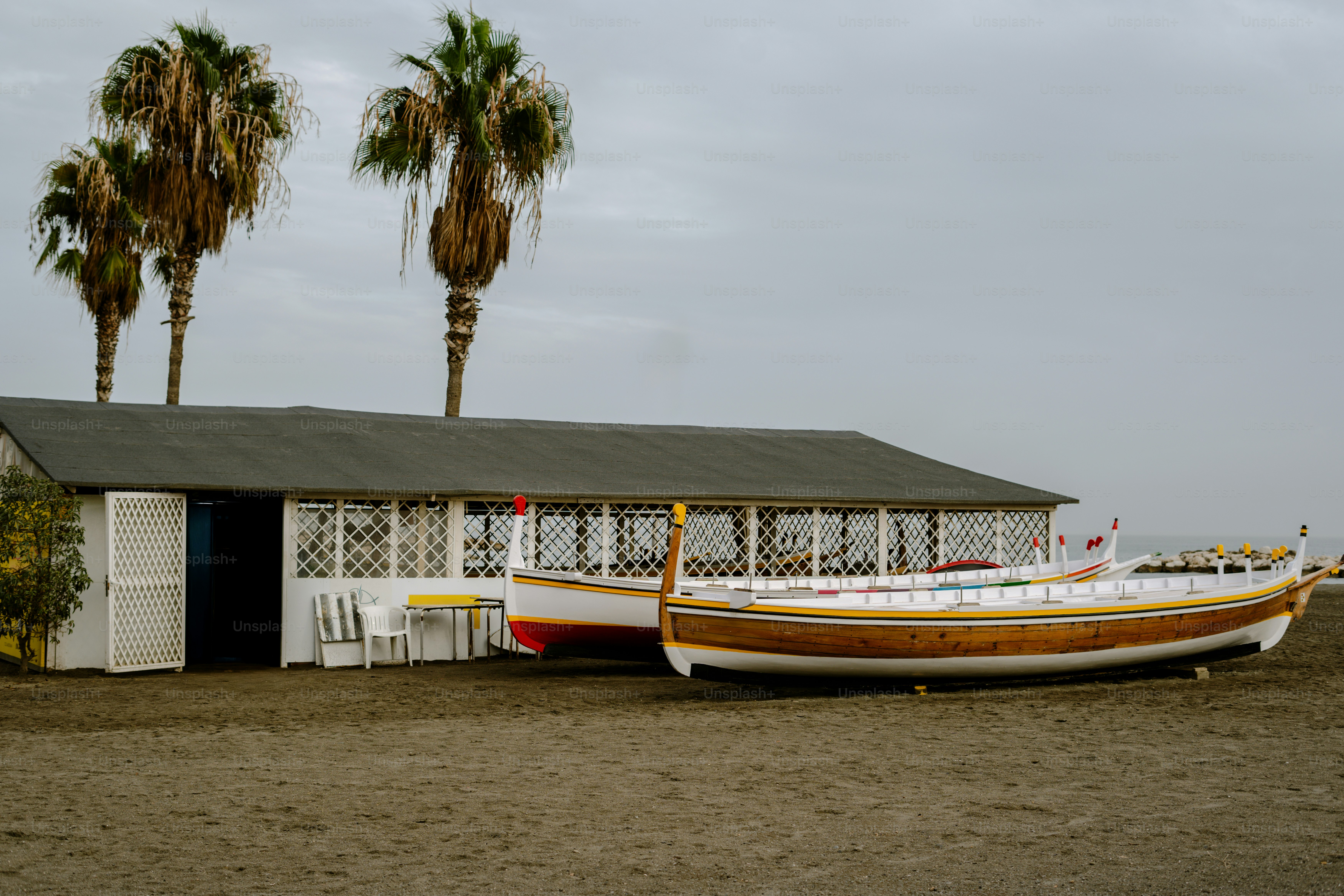 Un barco sentado en la cima de una playa de arena