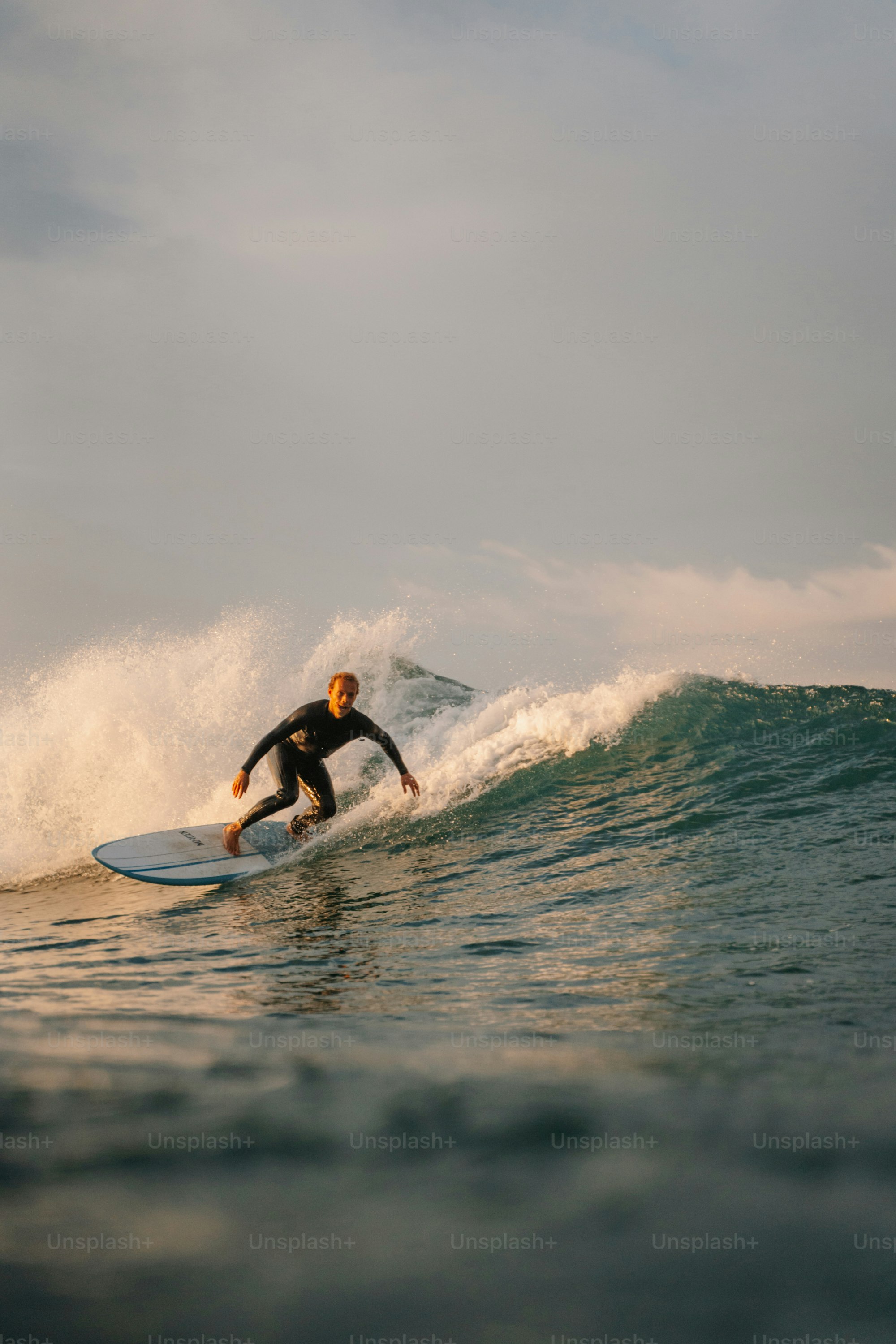Un homme surfant sur une vague sur une planche de surf