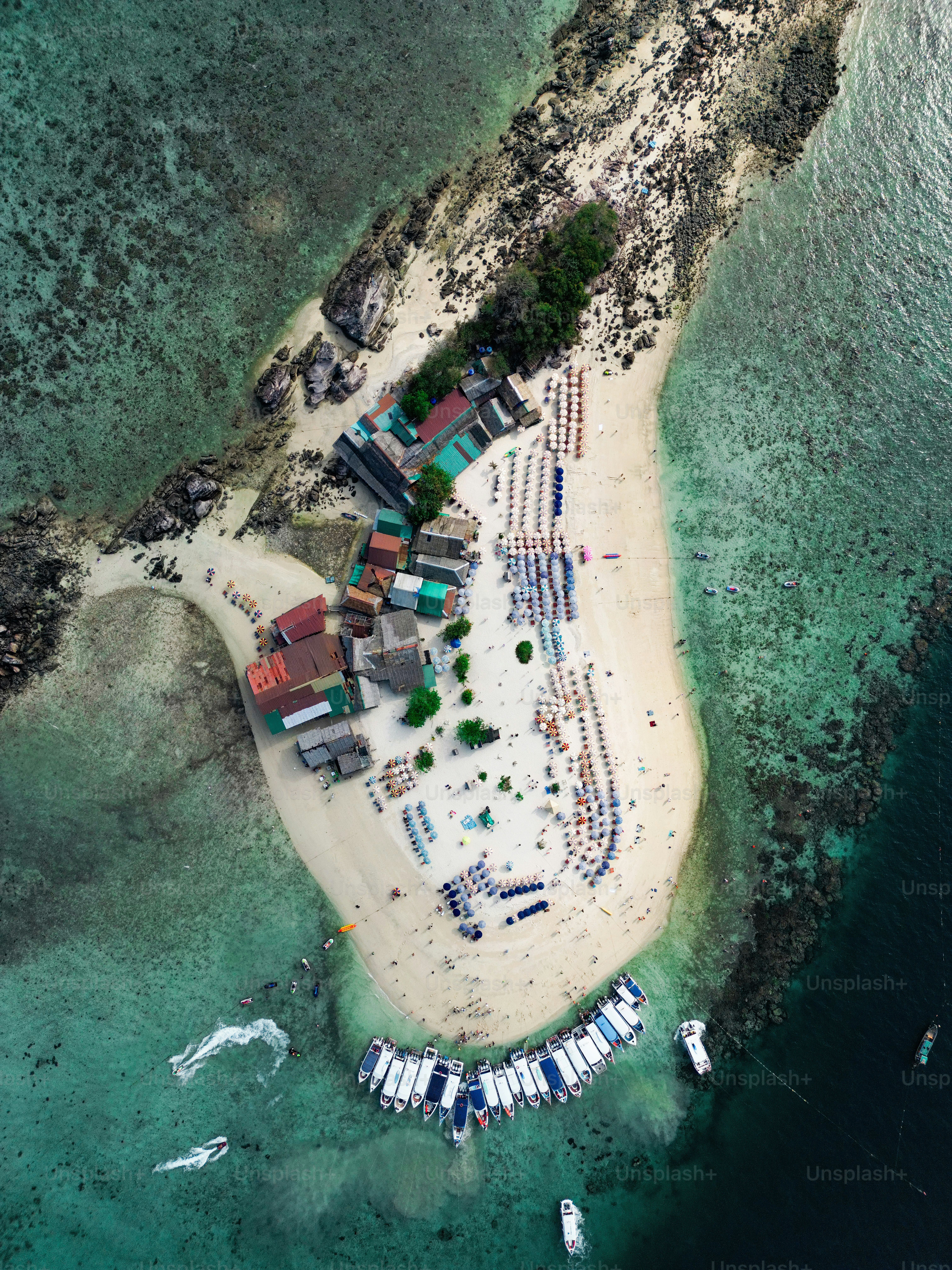 Una vista aérea de una playa con botes en el agua
