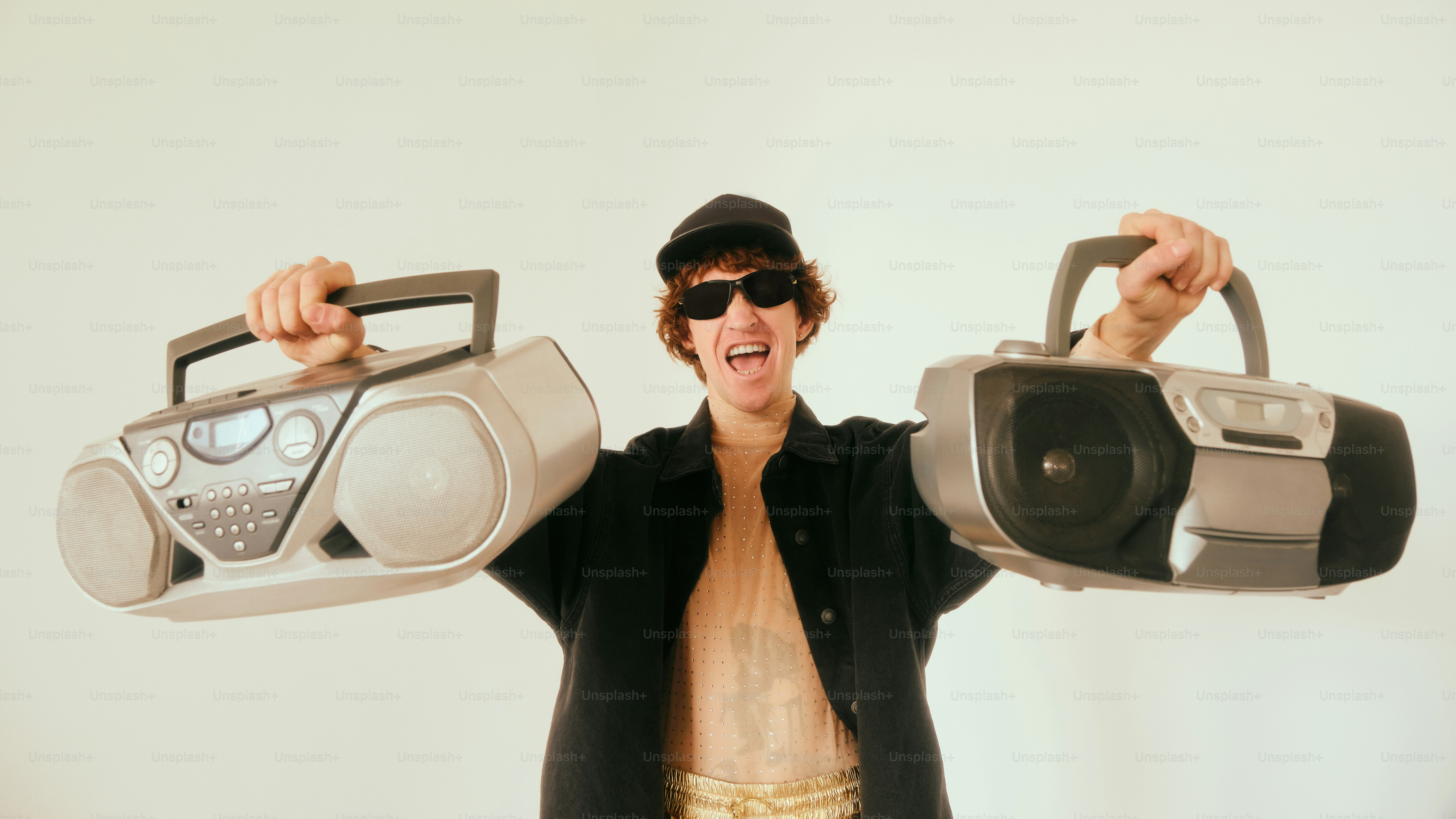 Ein Mann mit zwei Ghettoblastern und einem Radio