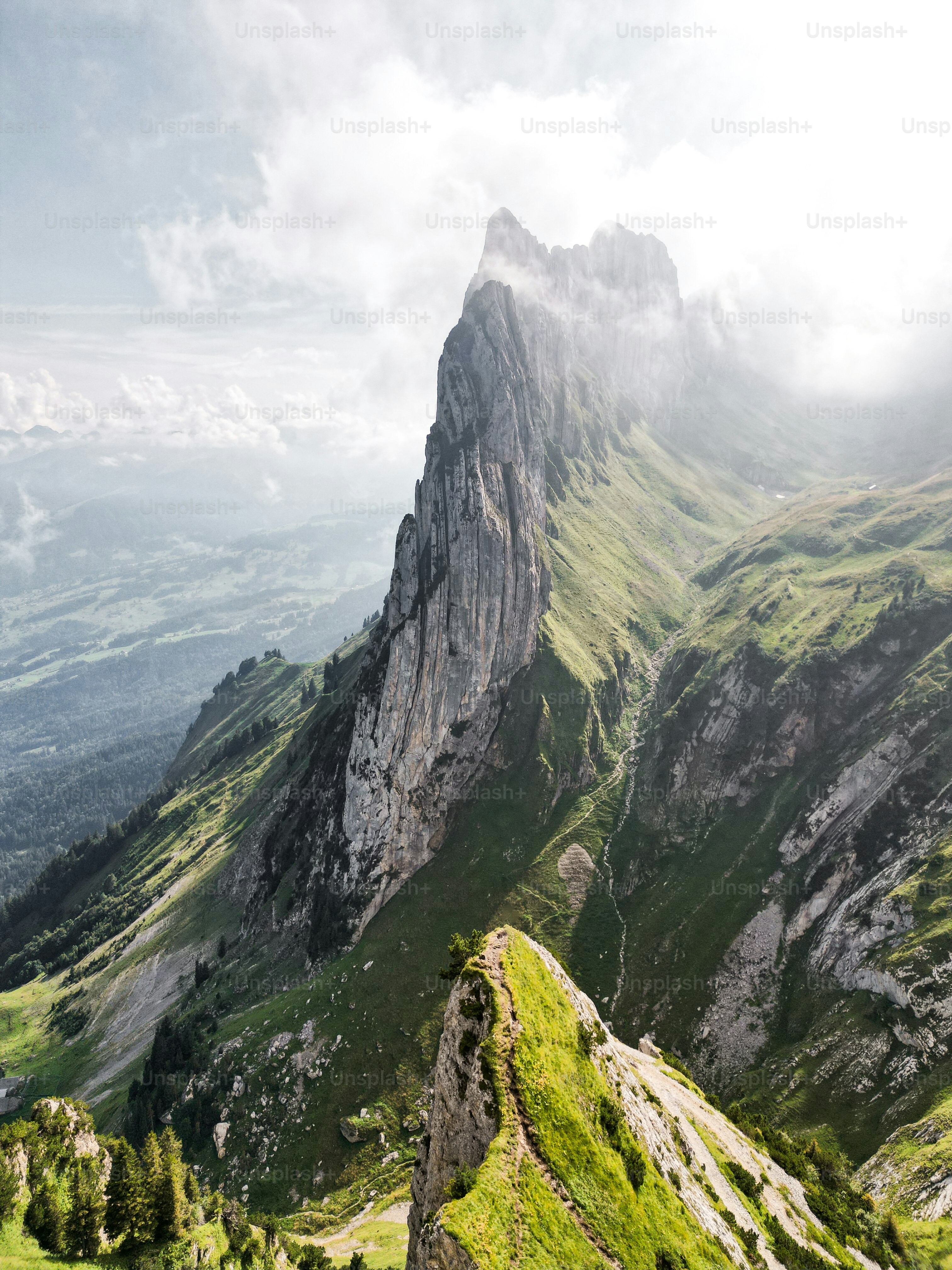 Blick auf eine Bergkette von der Spitze eines Hügels aus