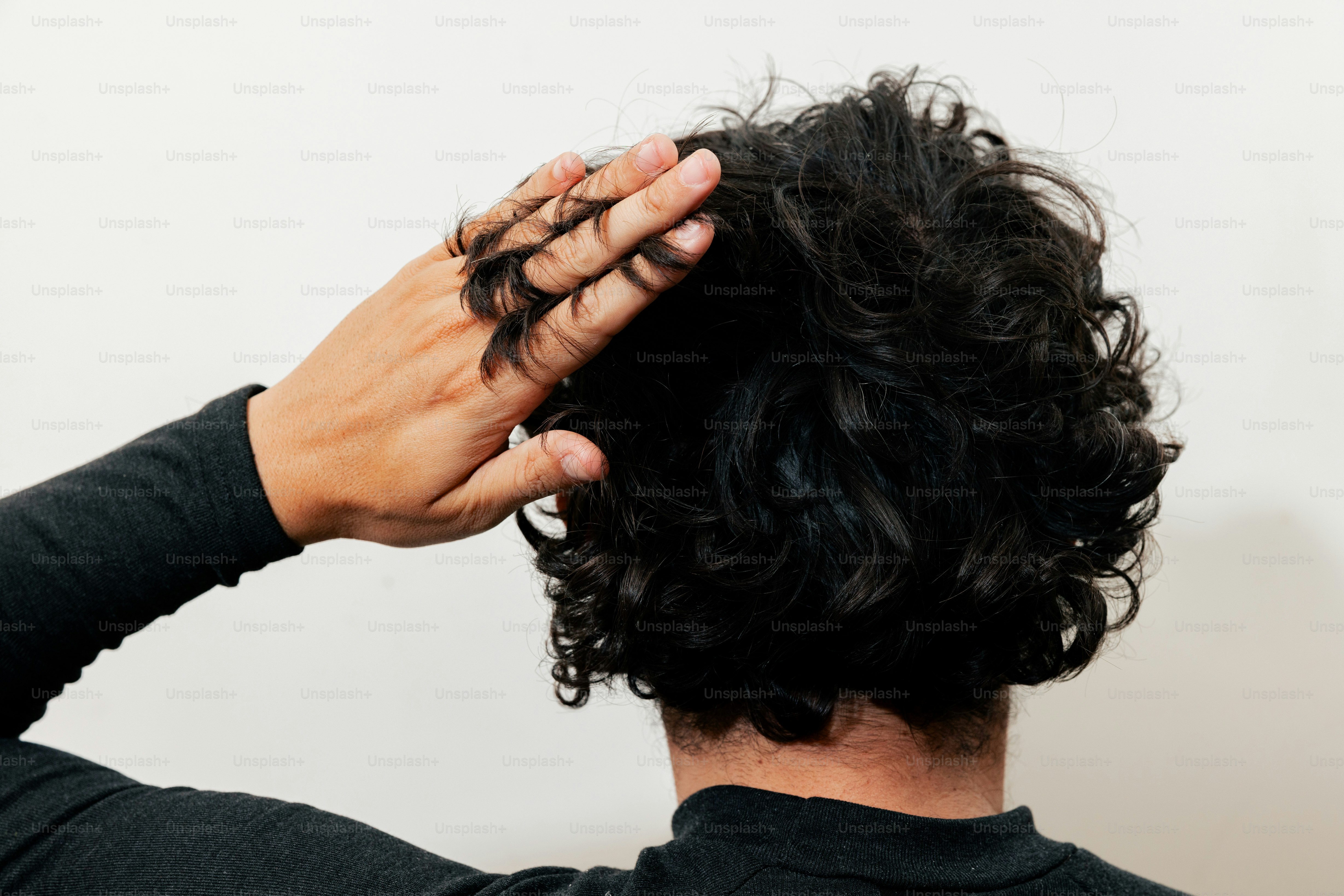 Um homem com as mãos na cabeça