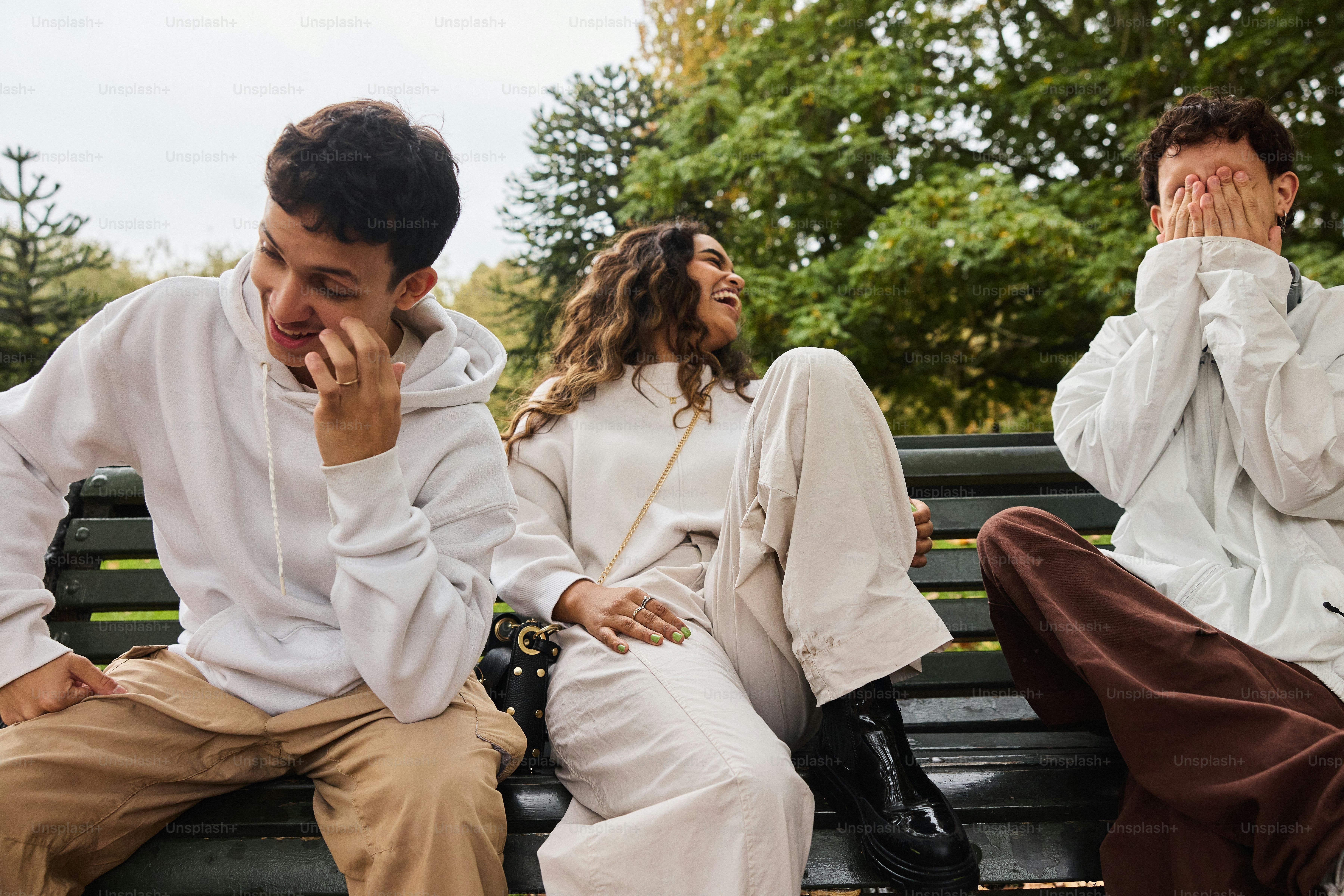 Un gruppo, di, persone, seduti, su, uno, panchina, parco