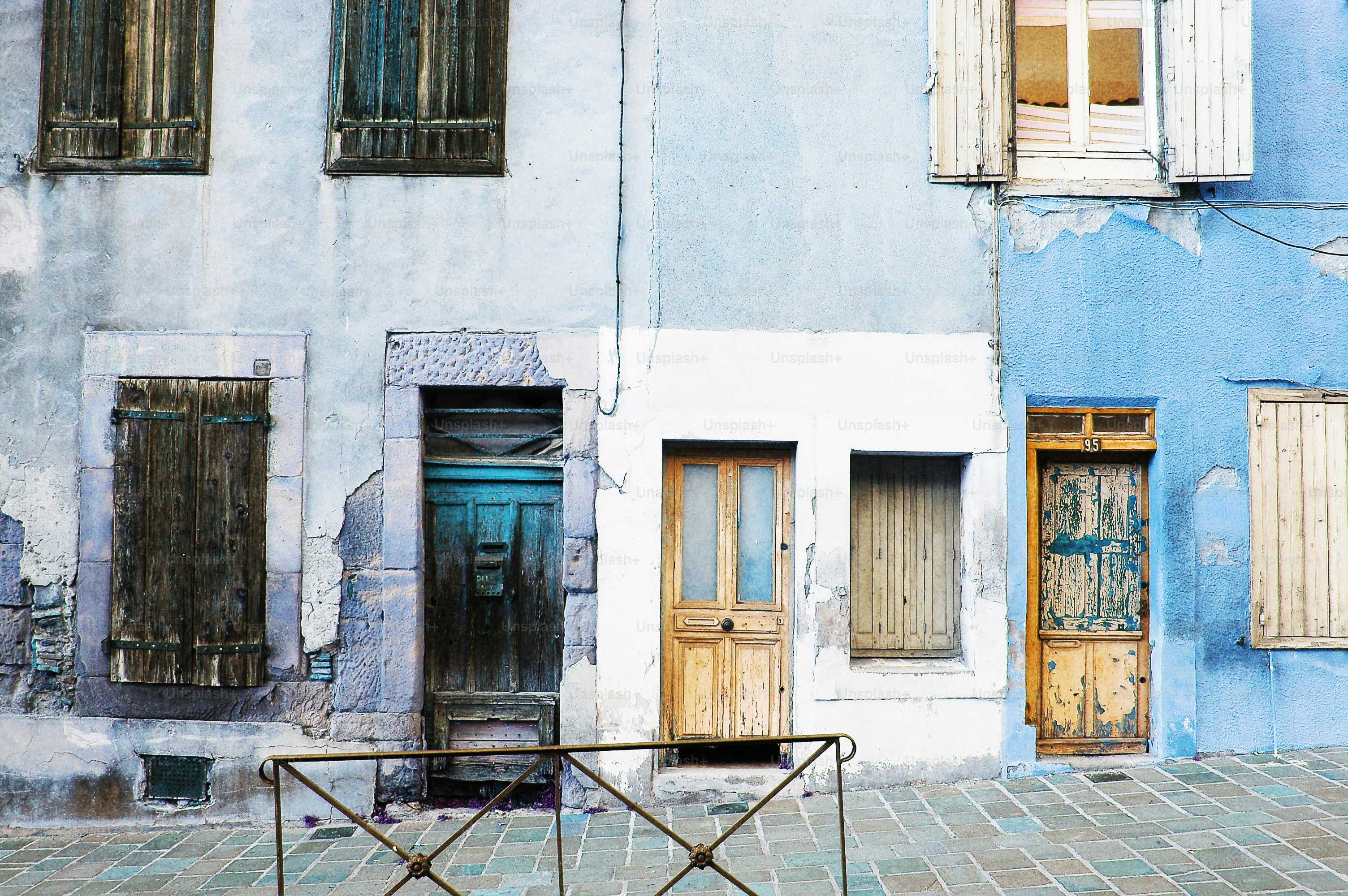 Eine Bank vor einem blauen Gebäude