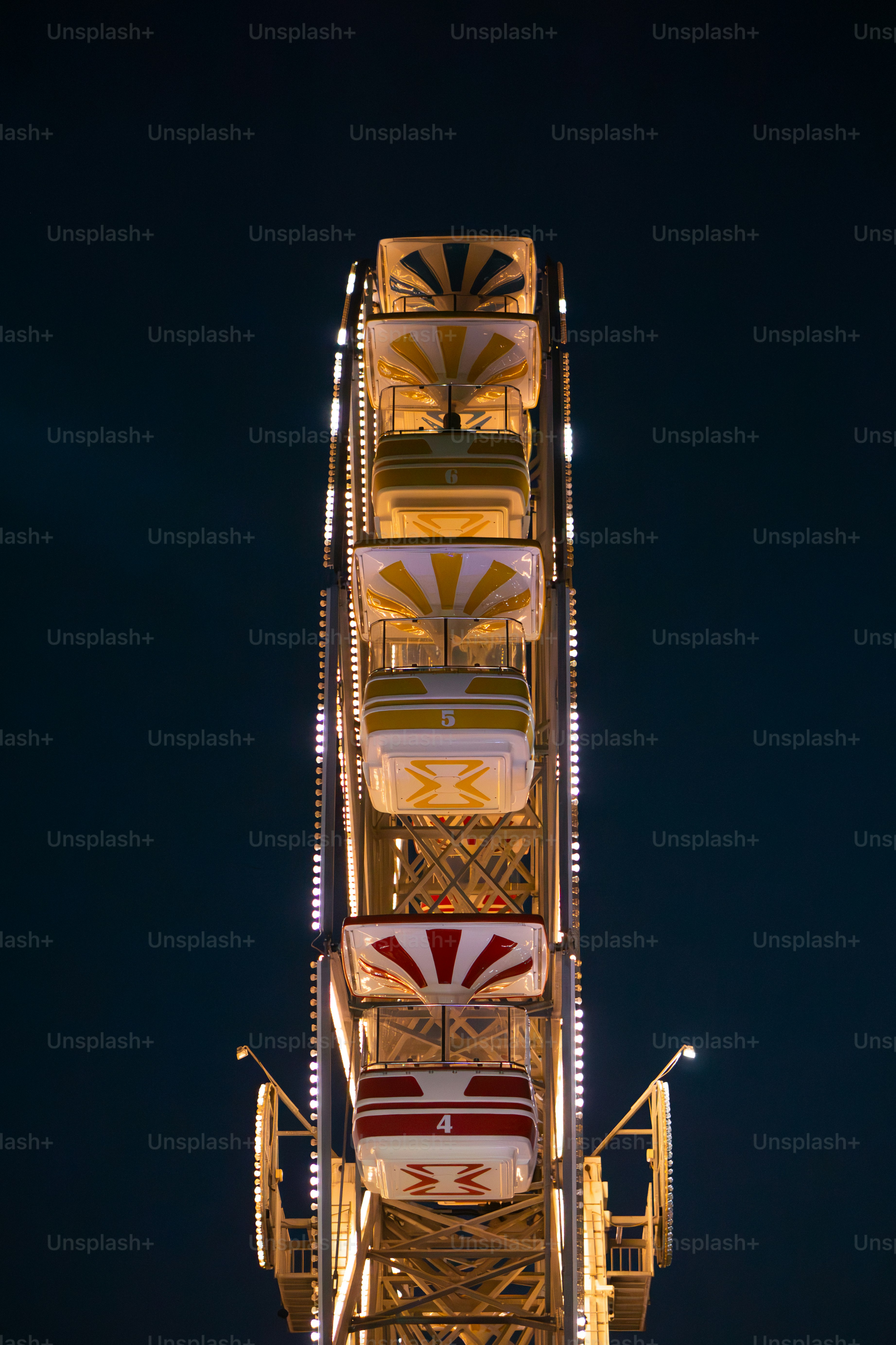 Uma roda gigante iluminada no céu noturno