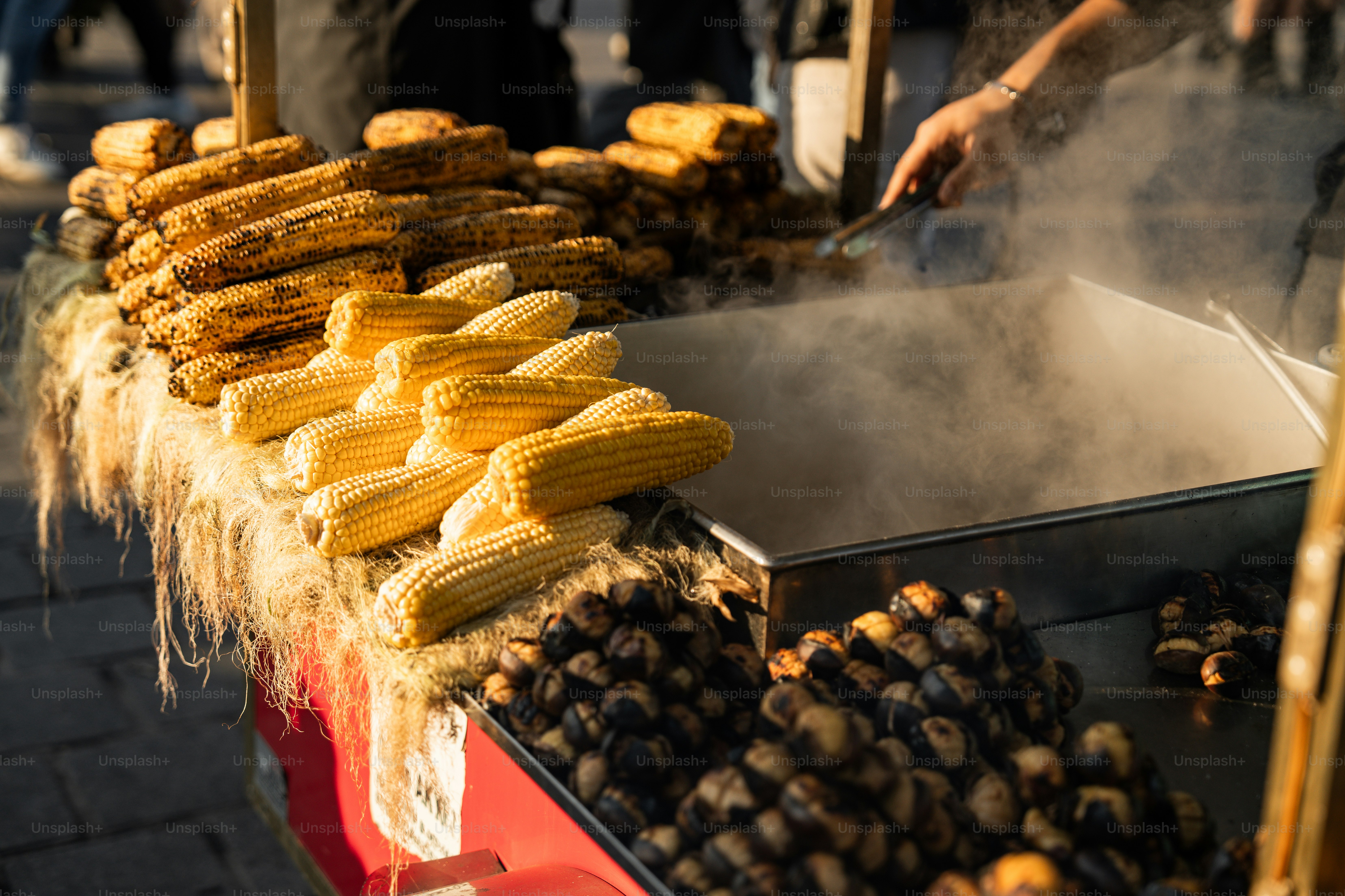 Una persona che cucina il cibo su una griglia in una strada