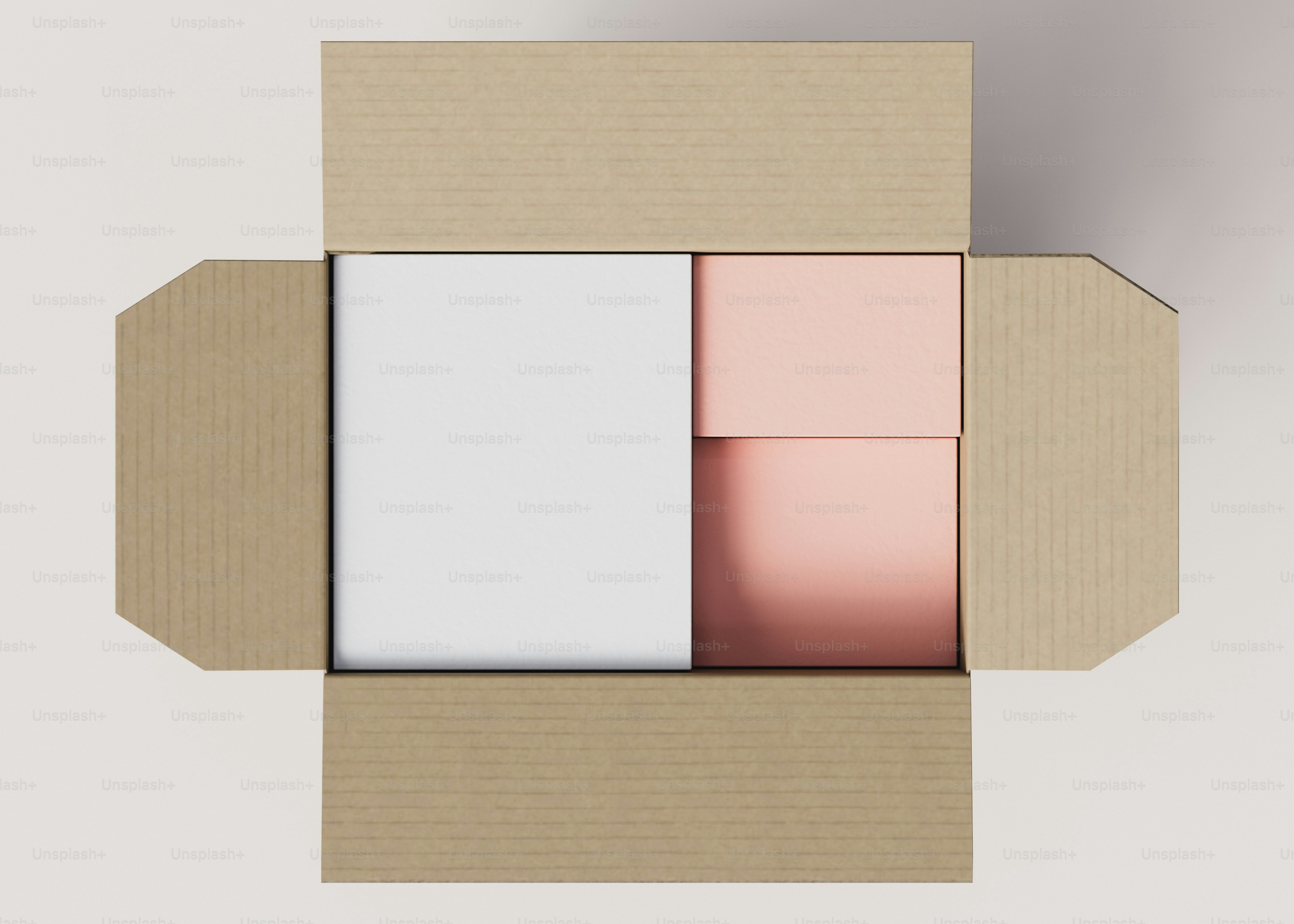 Uma caixa de papelão com três quadrados de cores diferentes