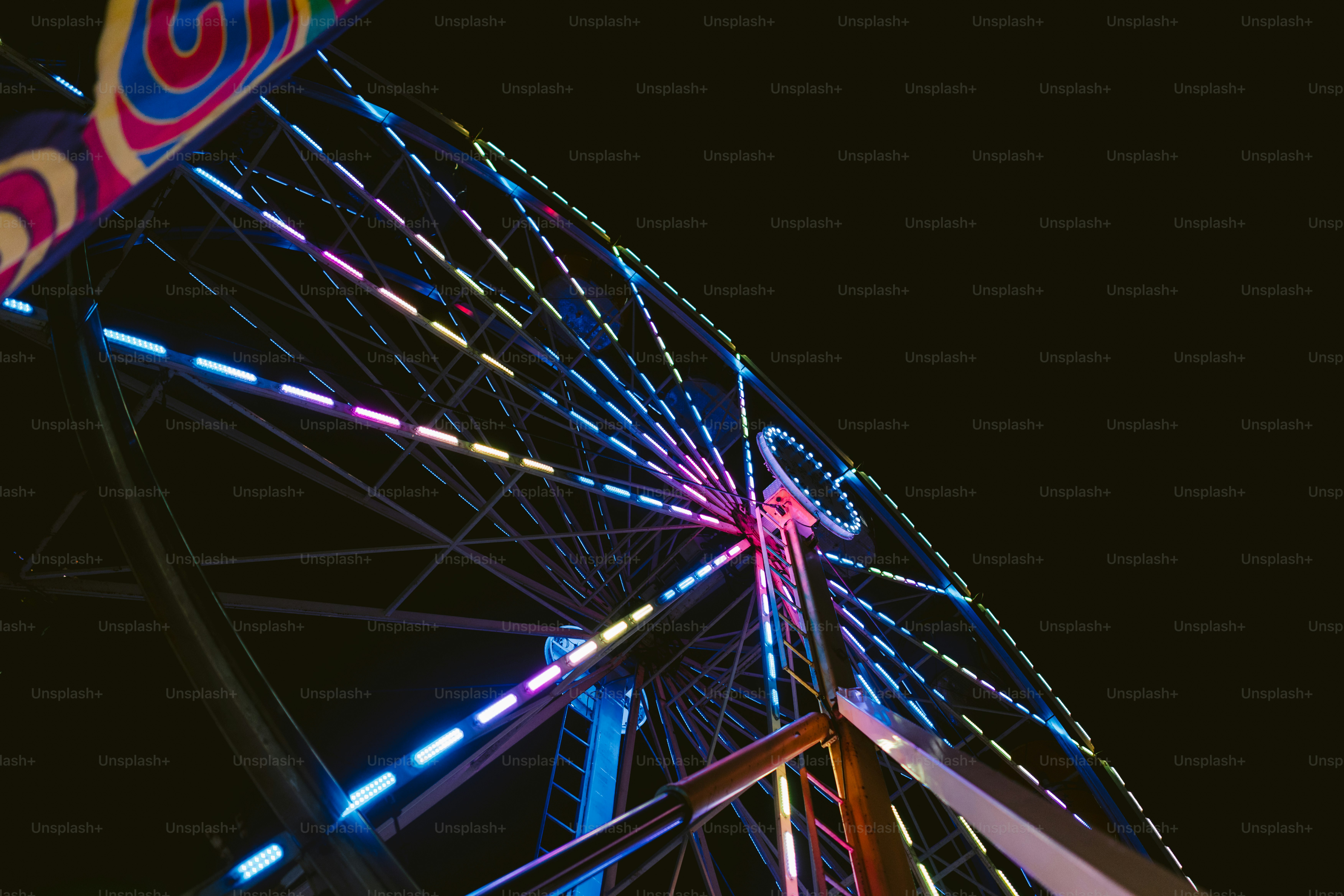 A ferris wheel lit up at night time