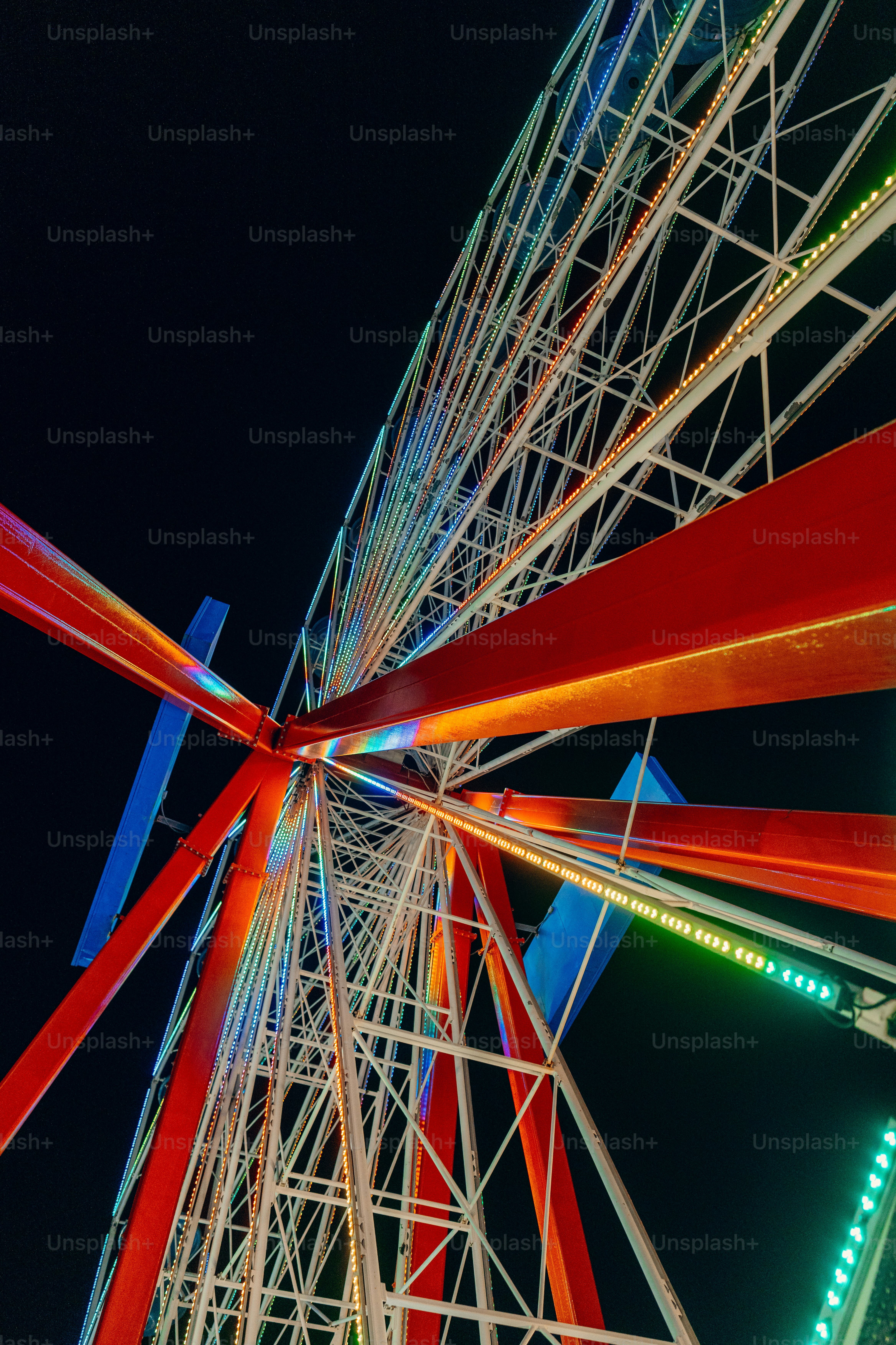 A ferris wheel lit up at night time
