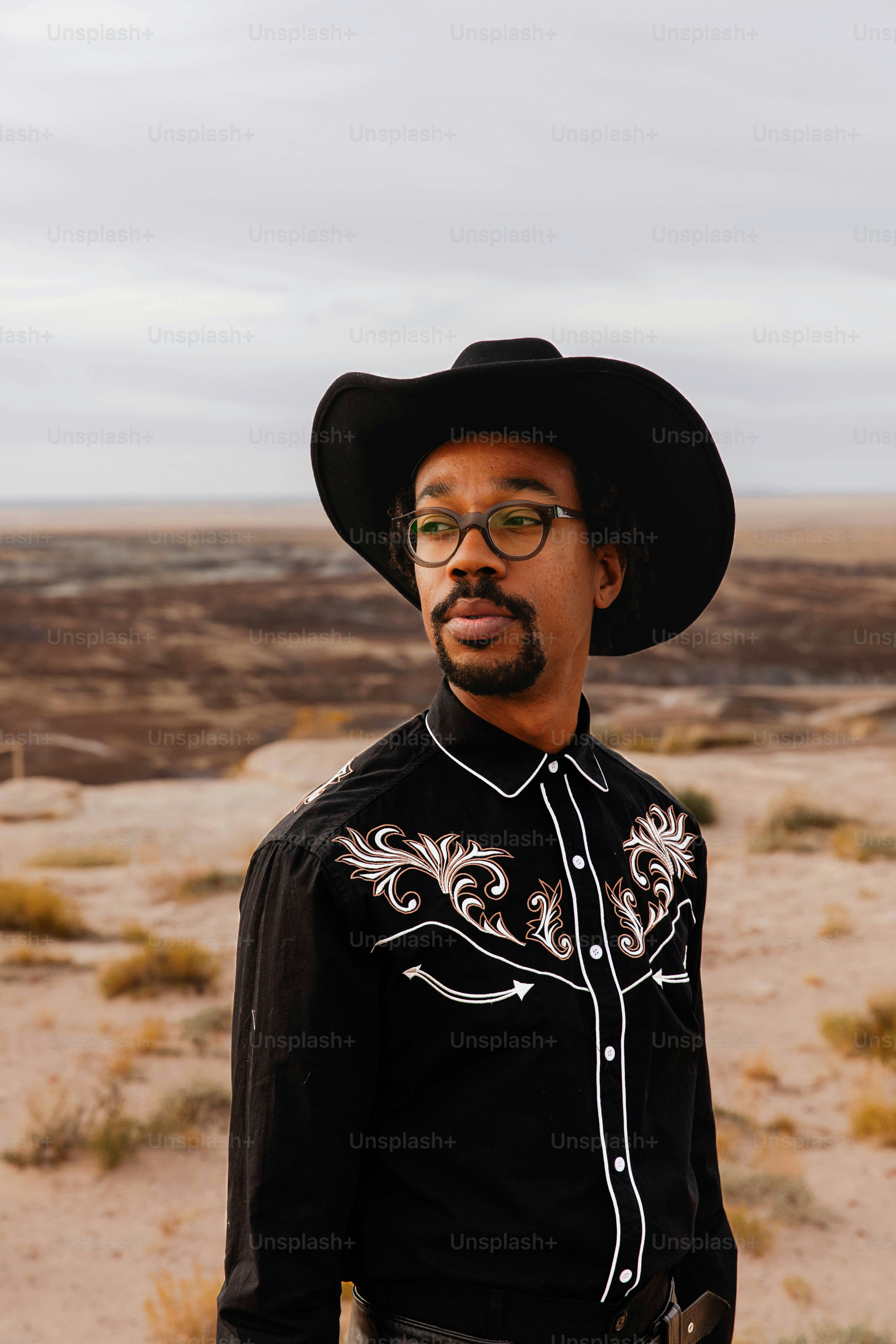 Un hombre con sombrero de vaquero y gafas