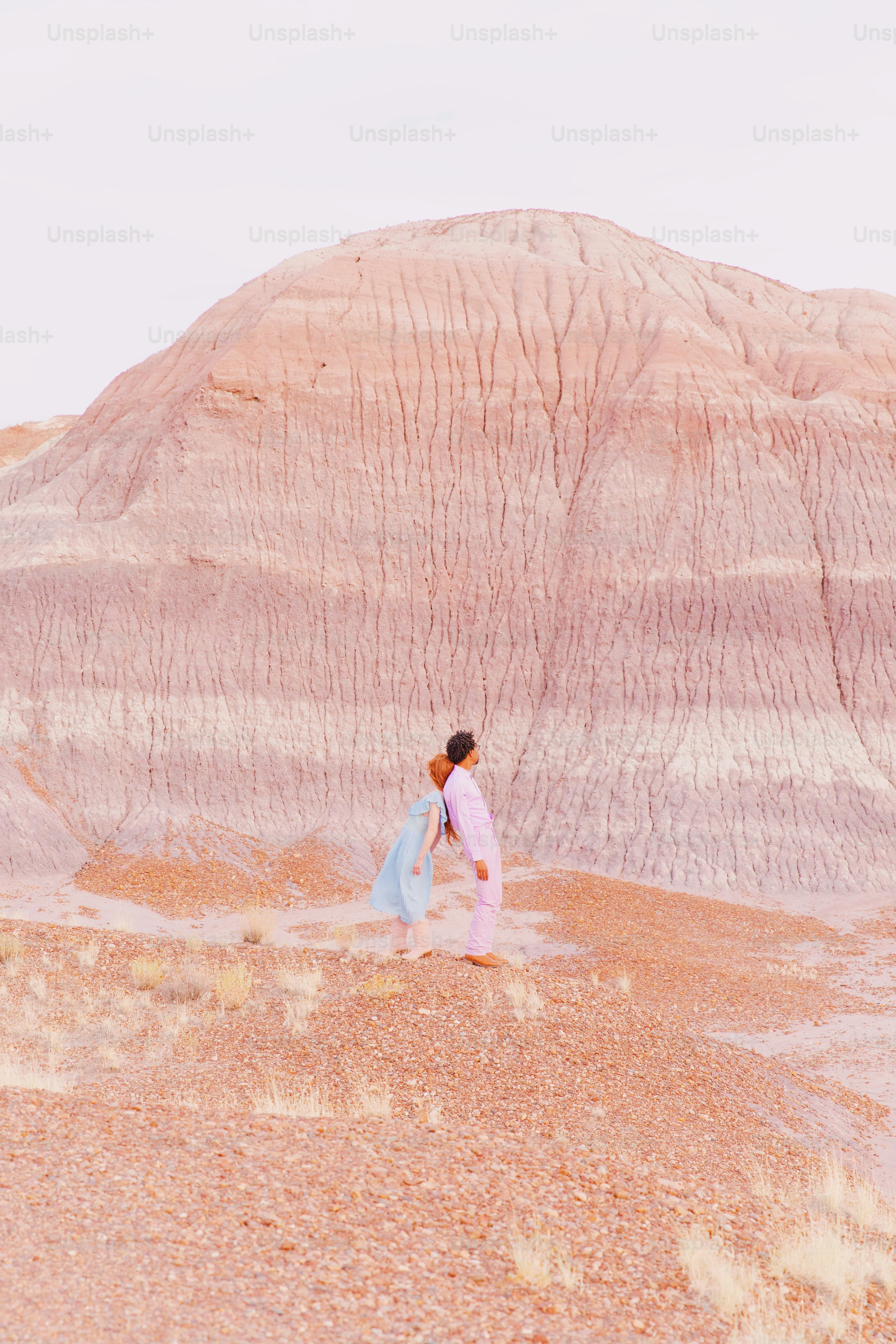 Una coppia, di, persone, standing, su, uno, deserto,