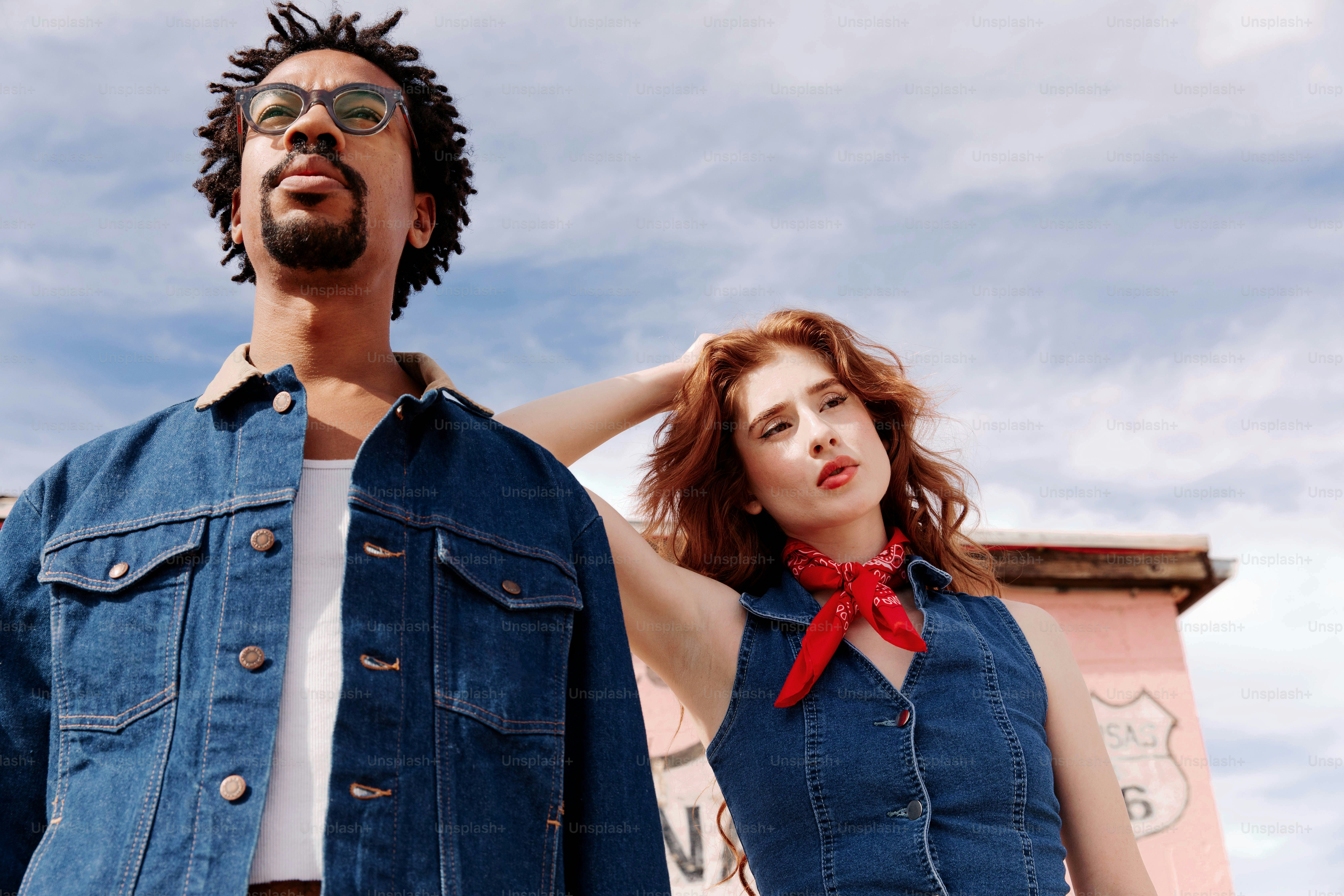 Un hombre y una mujer de pie uno al lado del otro