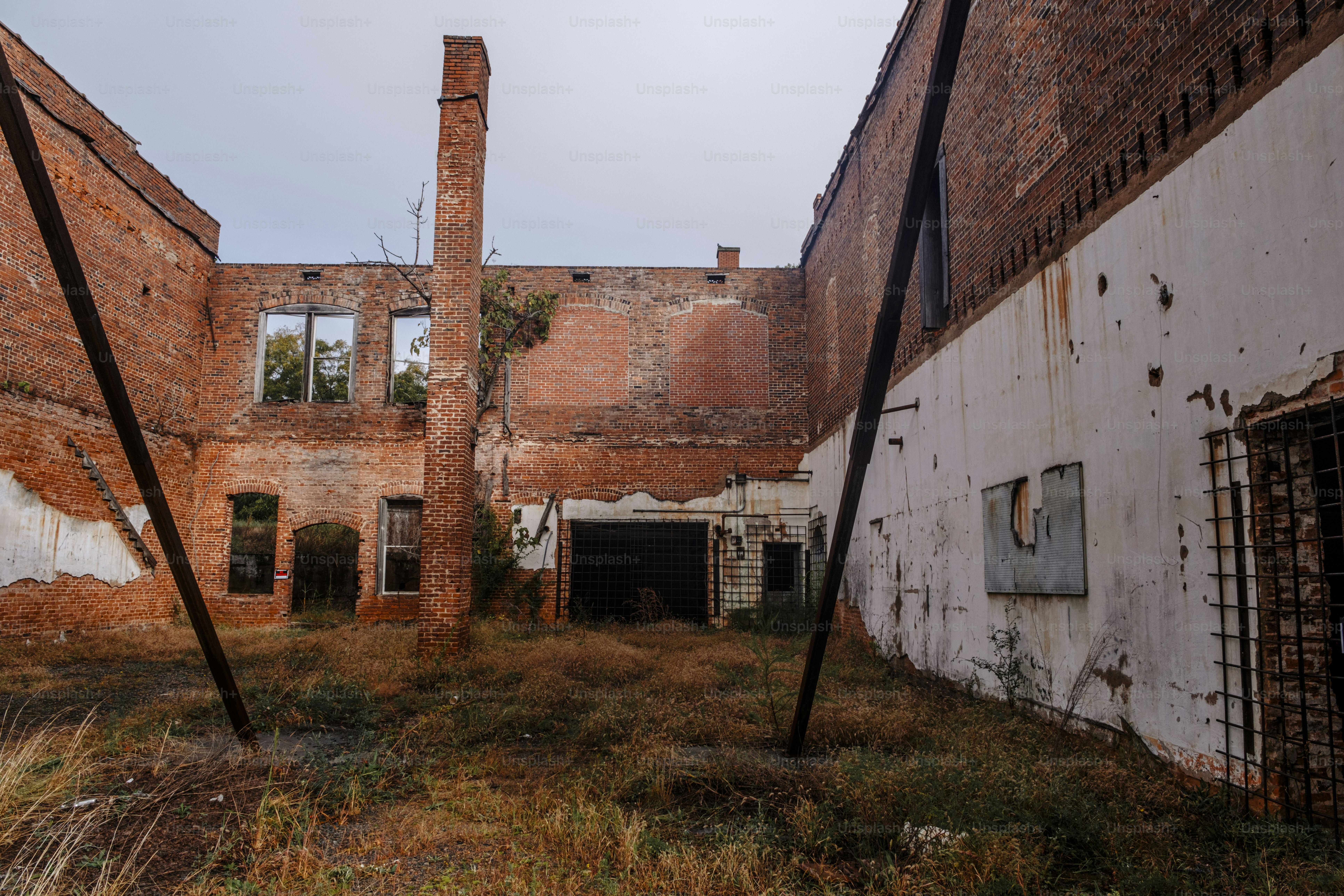 Ein verlassenes Gebäude mit einem Kreuz an der Wand