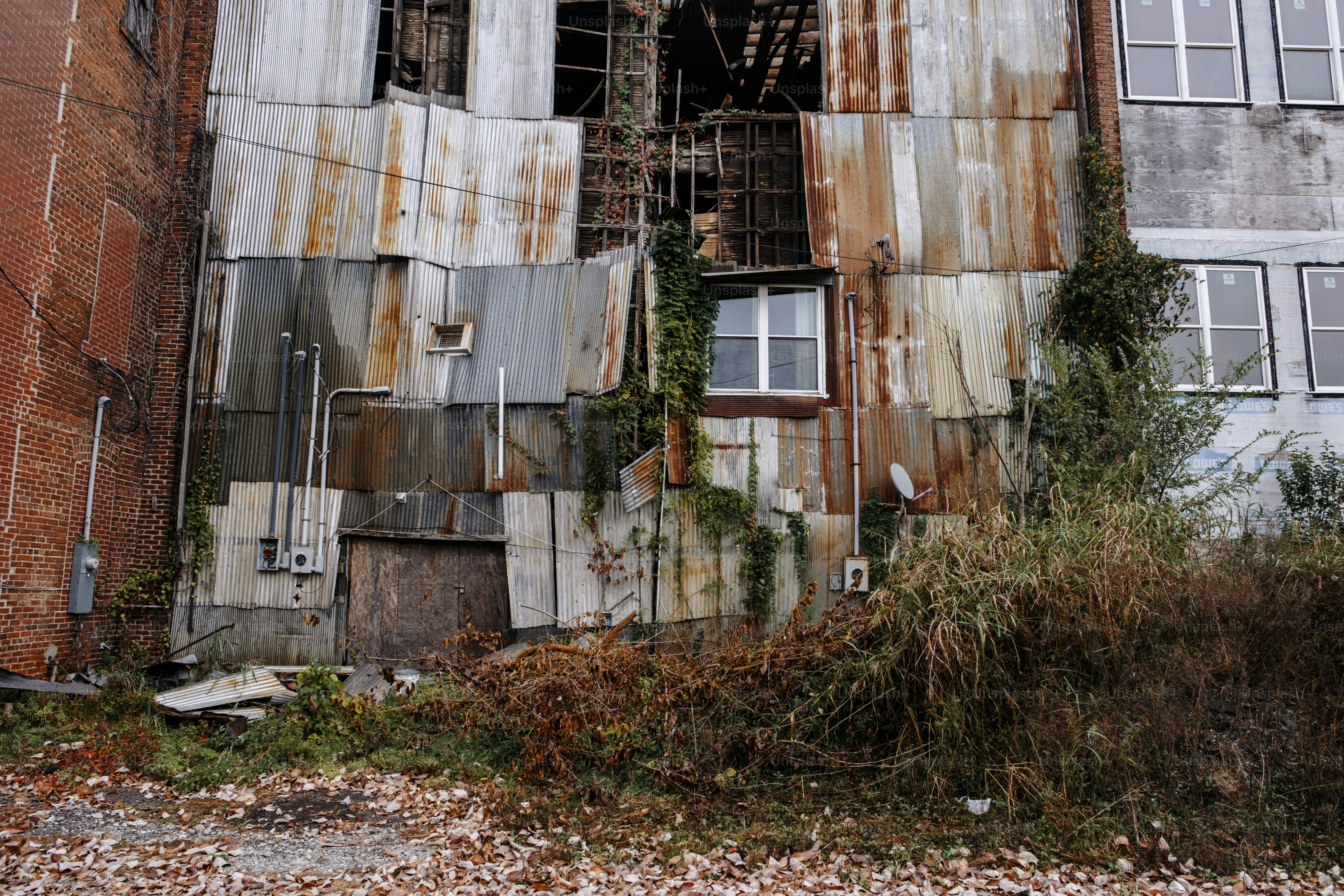 Un immeuble délabré avec un tas de fenêtres