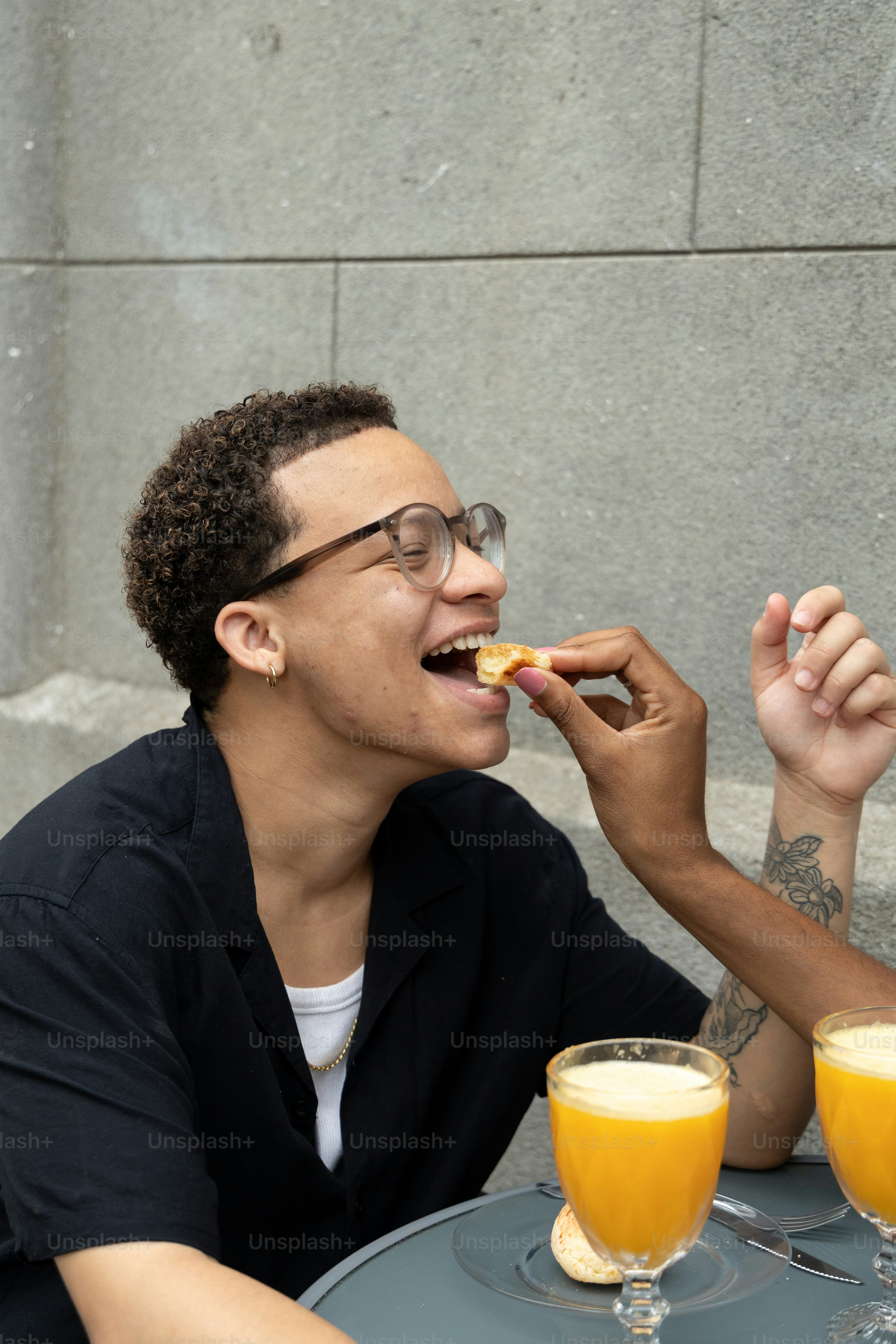 due, persone, seduti, a, uno, tavolo, mangiare, mangiare, e, bere, succo d'arancia