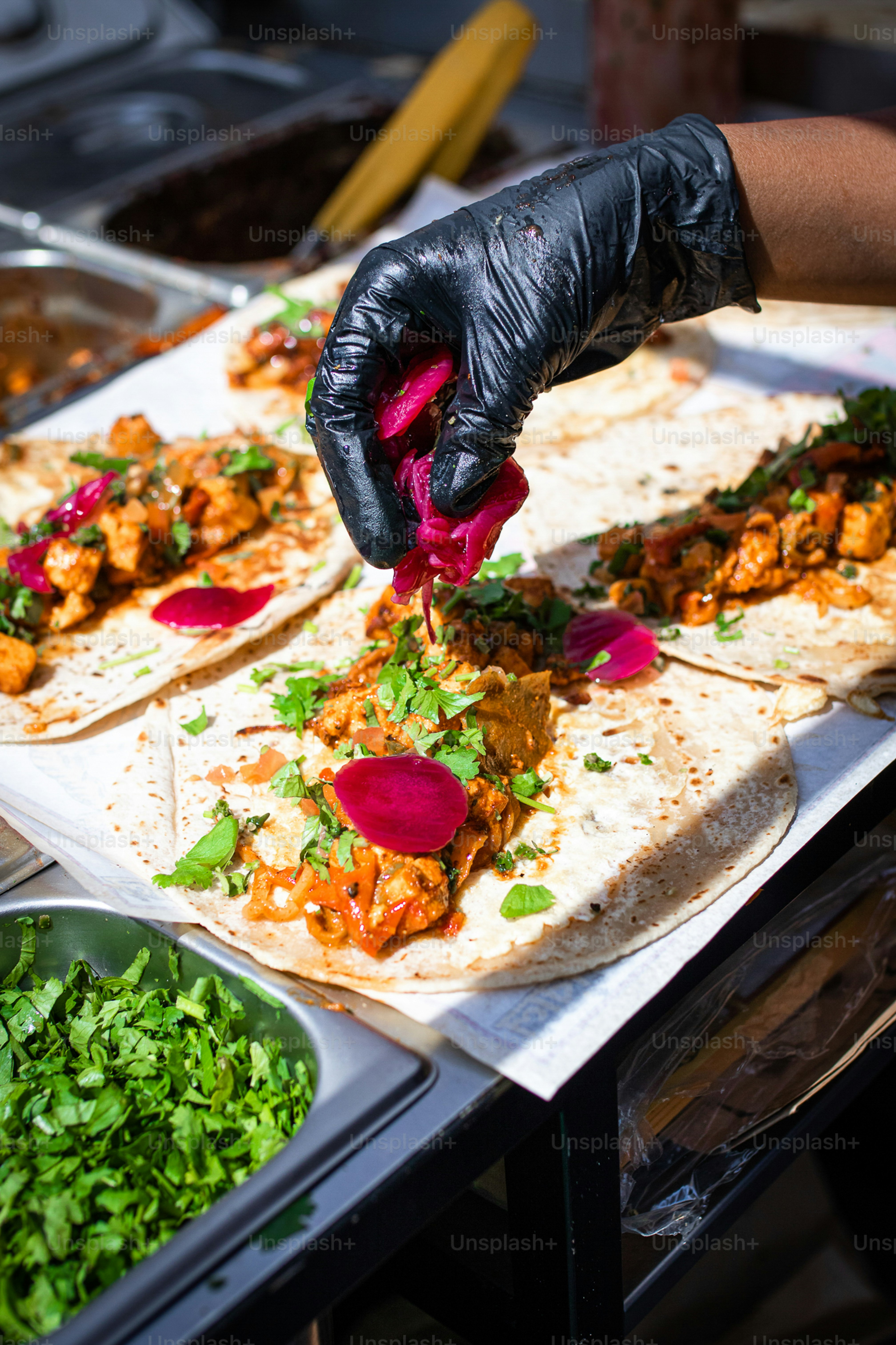 黒い手袋と手袋をはめた人が食事を準備しています