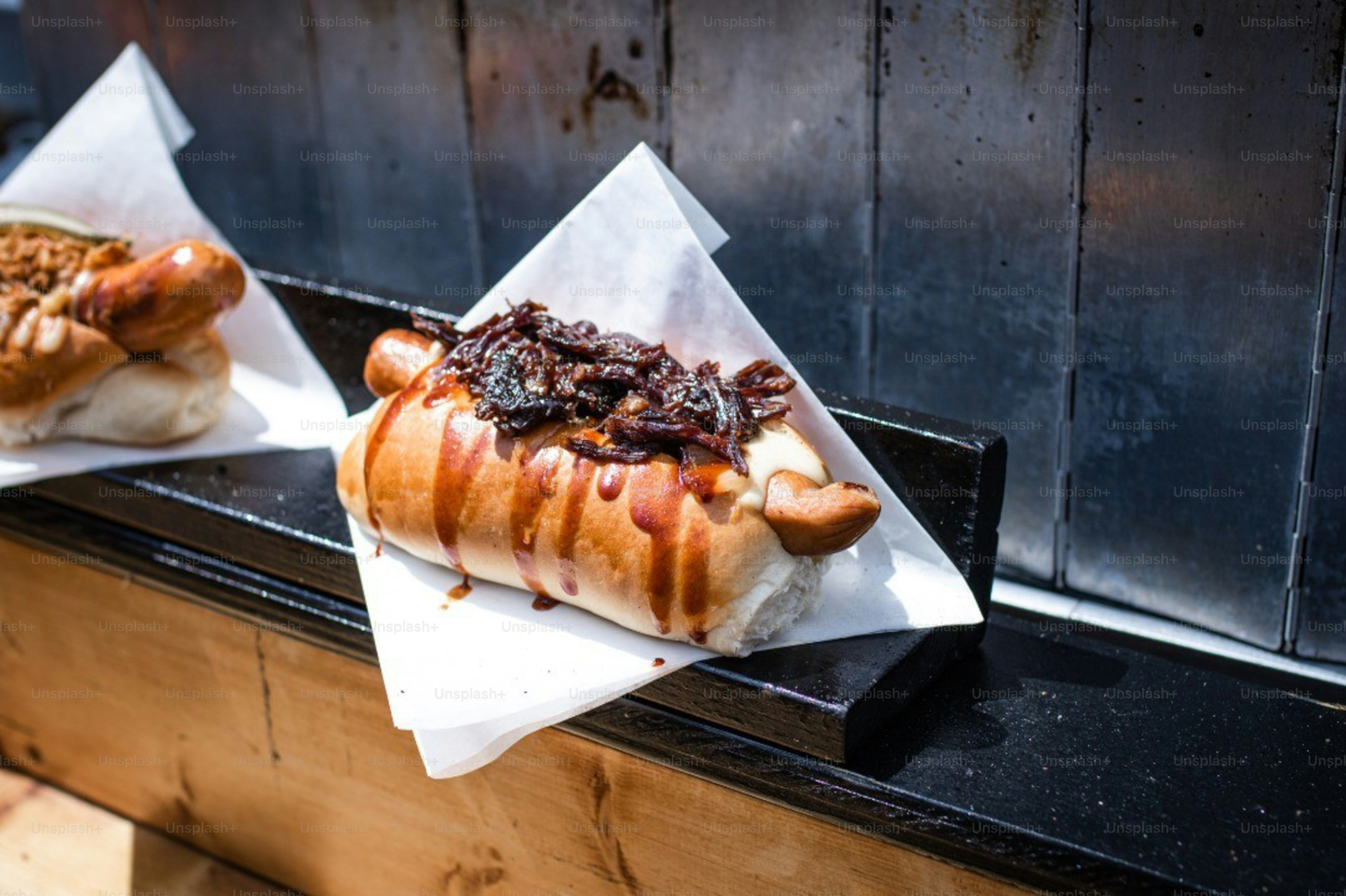 Quelques hot-dogs posés sur des petits pains