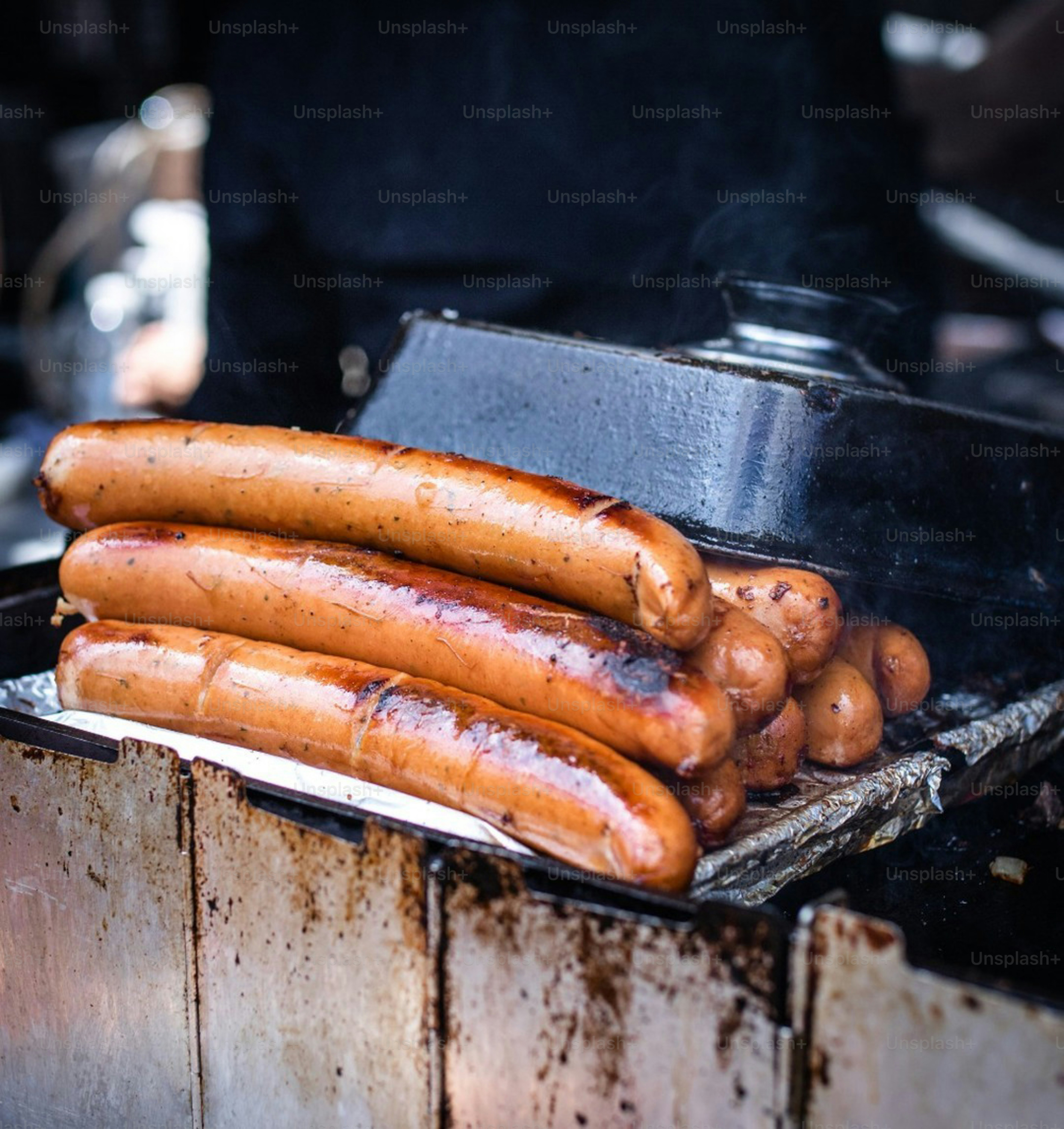 Un tas de hot-dogs sur un gril