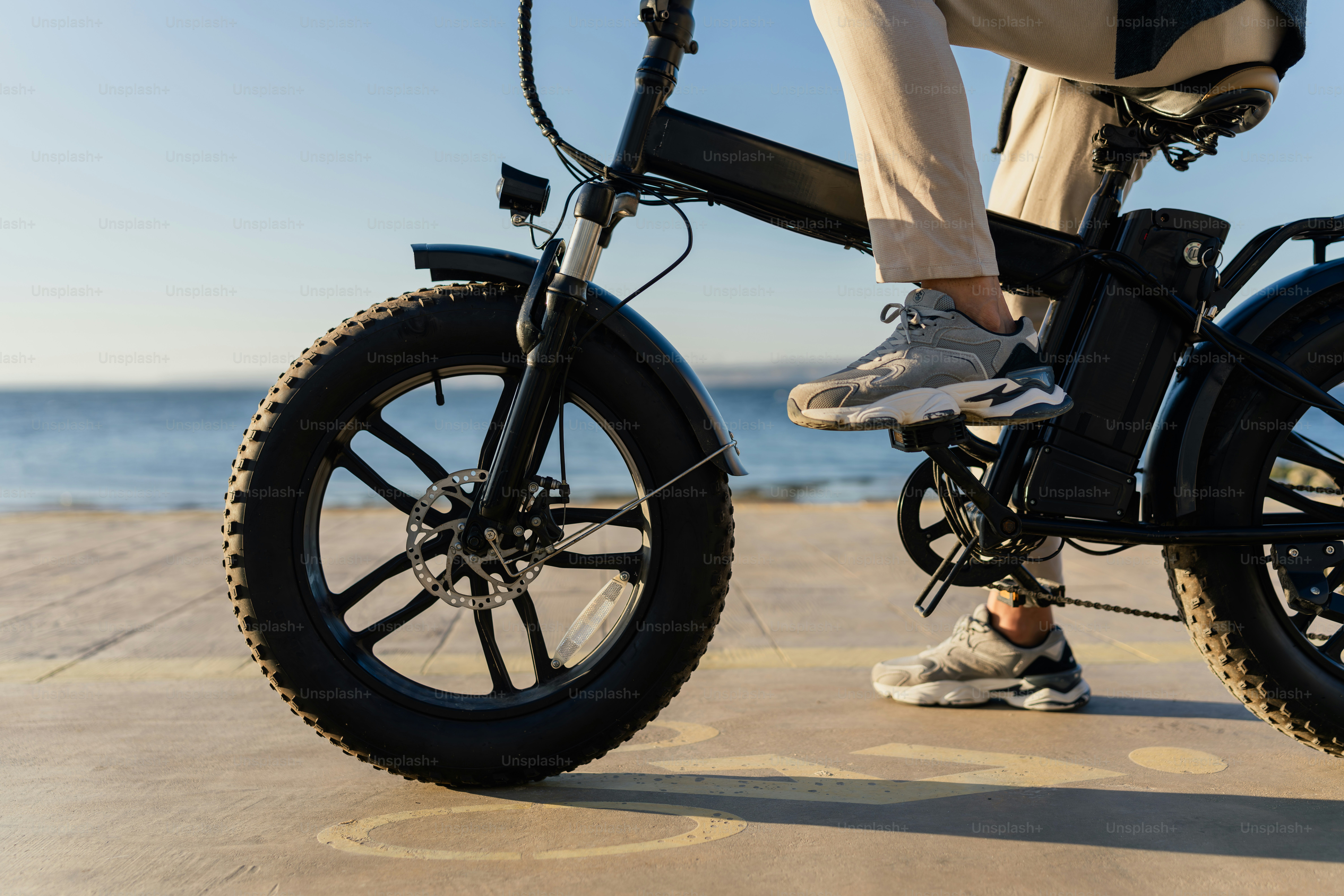 A man riding an electric bike on the street photo – Bike Image on Unsplash