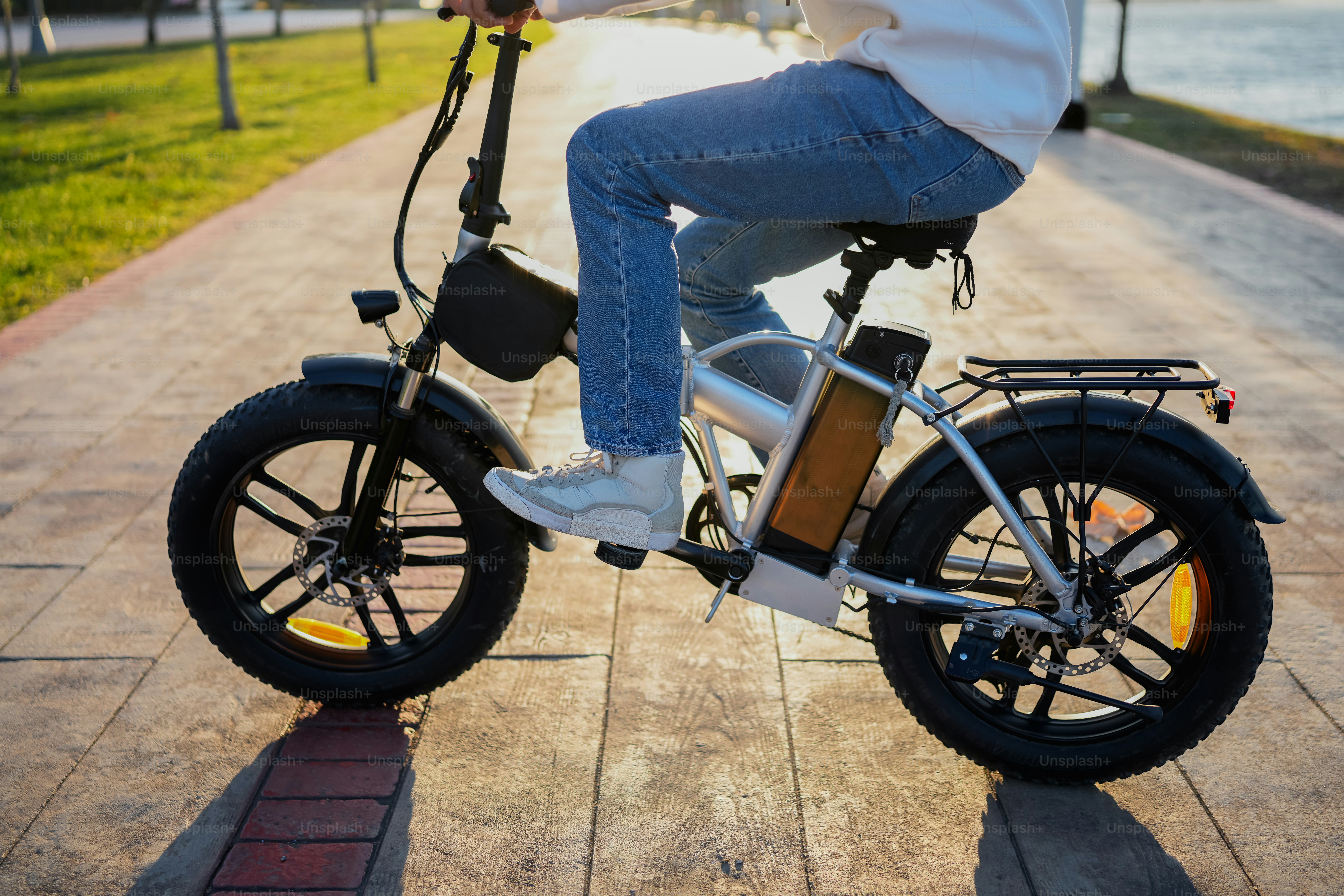 Una persona montando una bicicleta en una acera