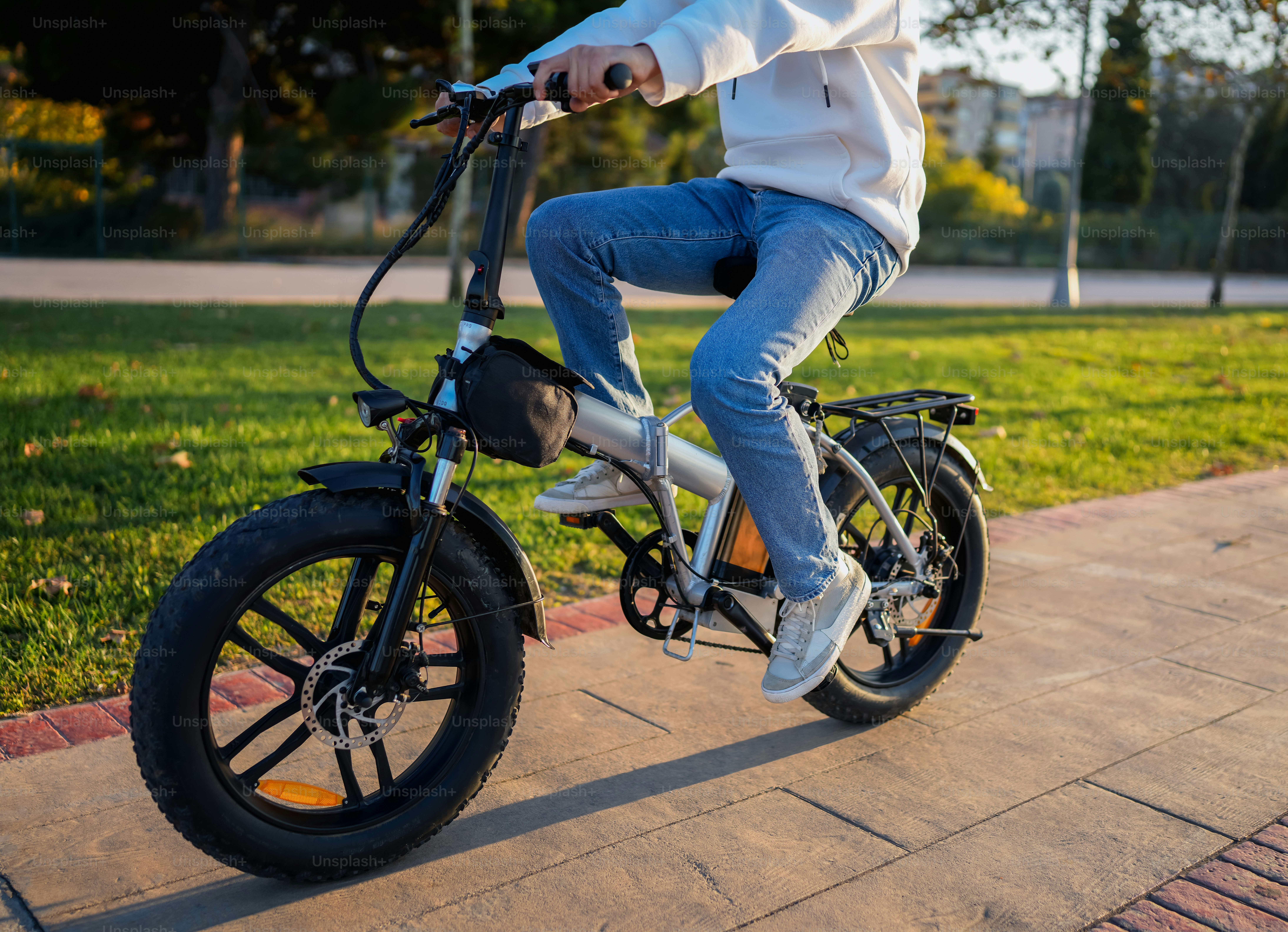 Un hombre andando en bicicleta por una acera
