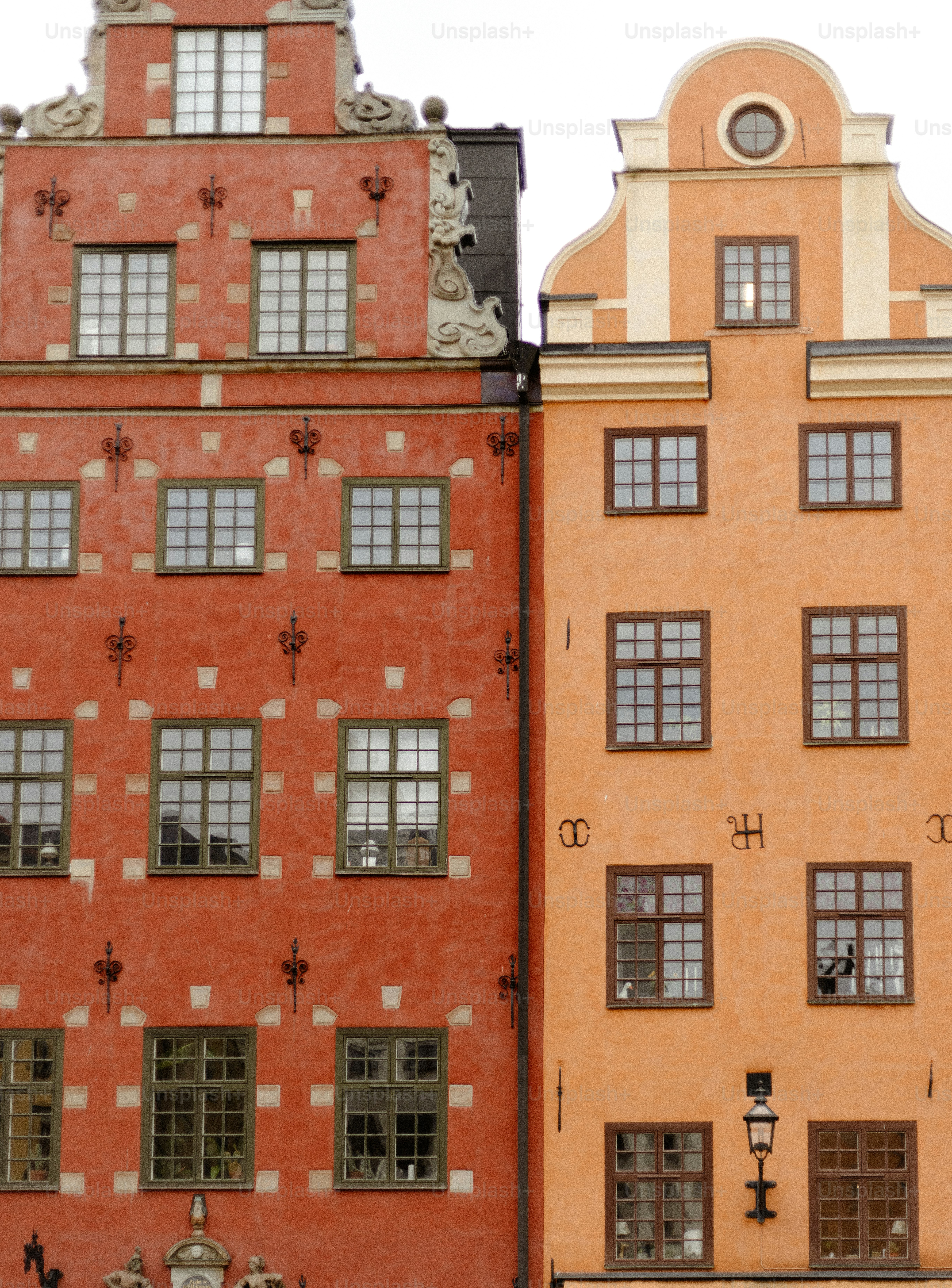 Un edificio alto con un reloj en la parte superior