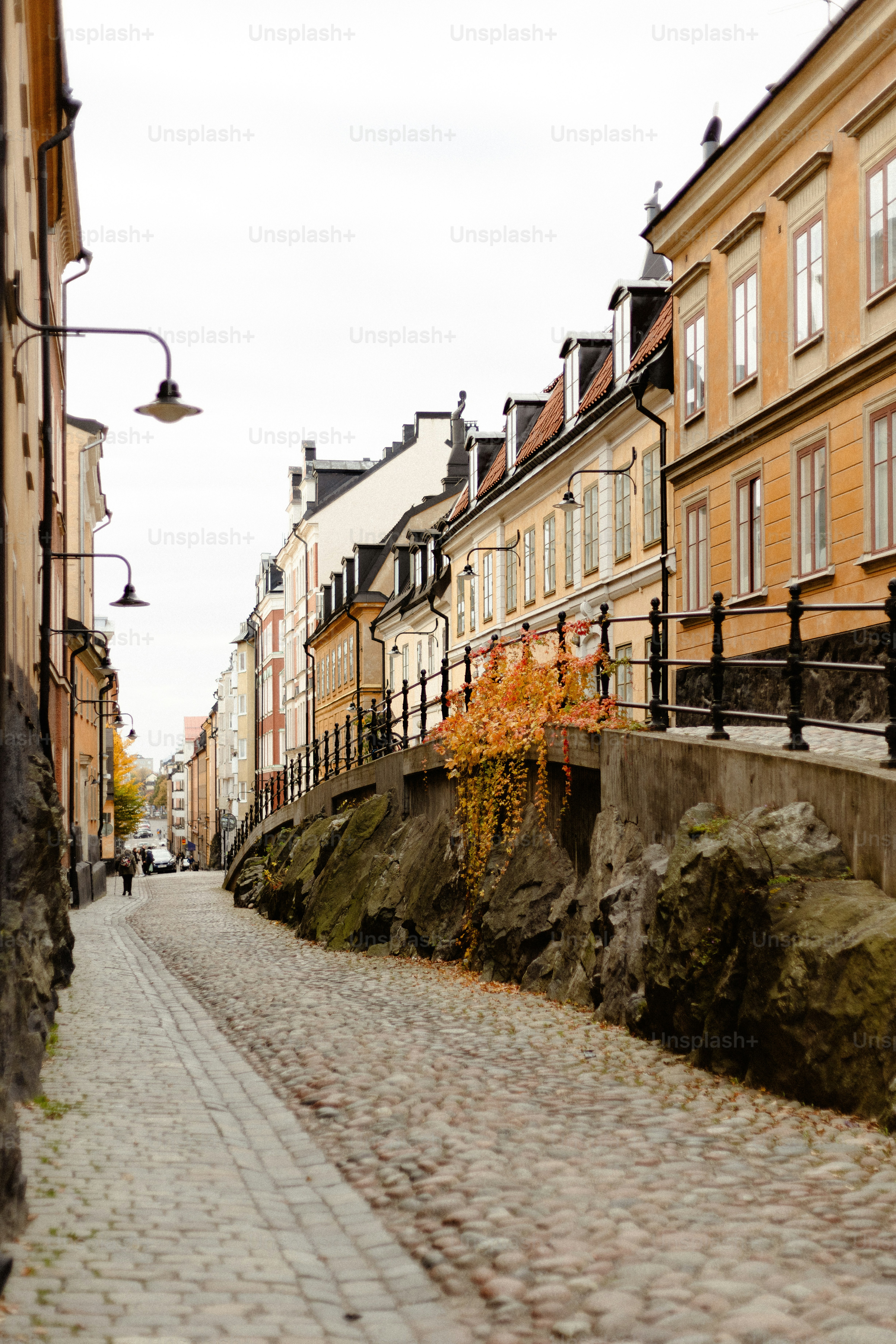 Una calle empedrada en una ciudad europea