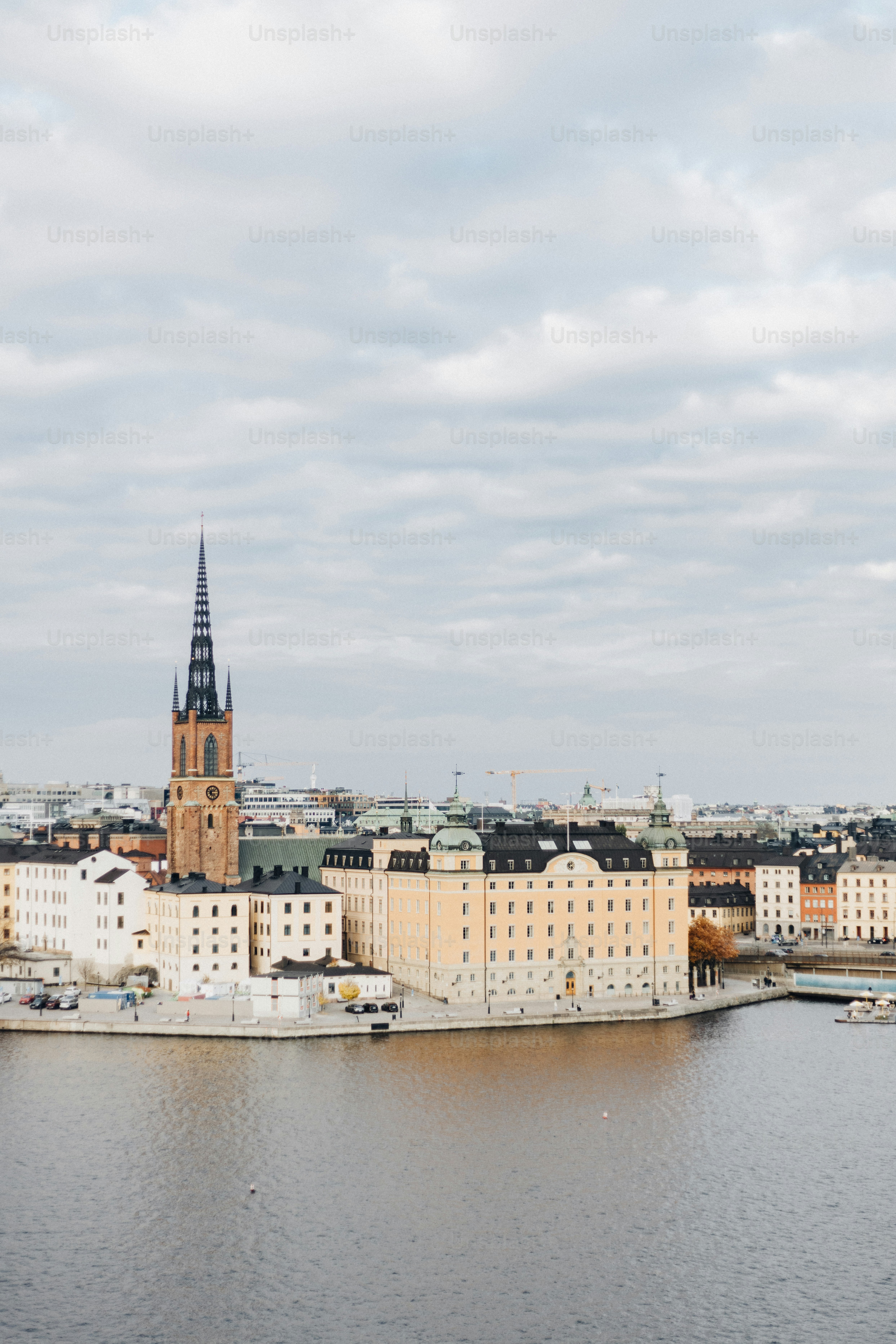 Ein großes Gewässer mit einer Stadt im Hintergrund