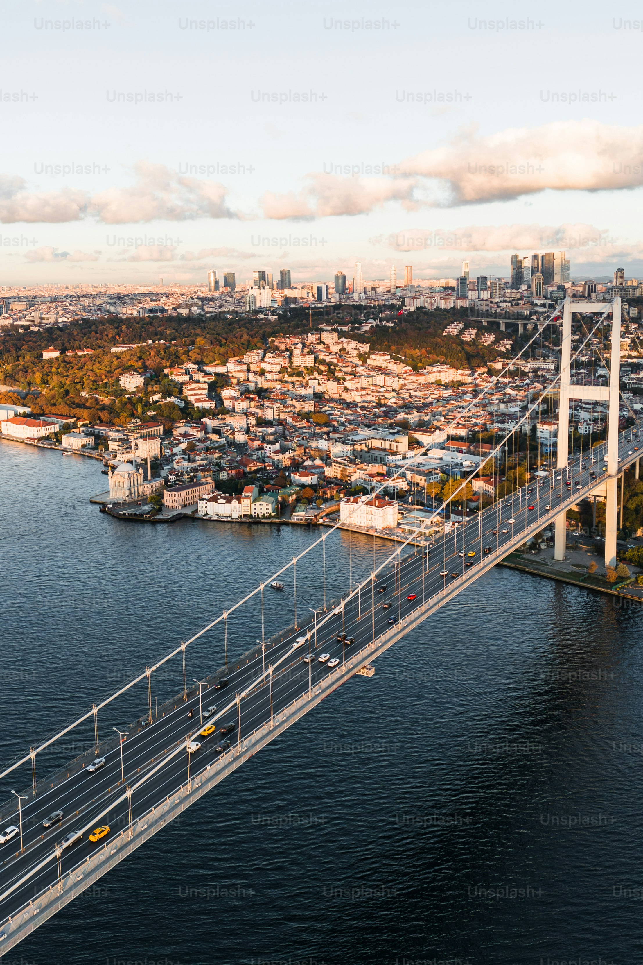 Veduta aerea di un ponte su uno specchio d'acqua