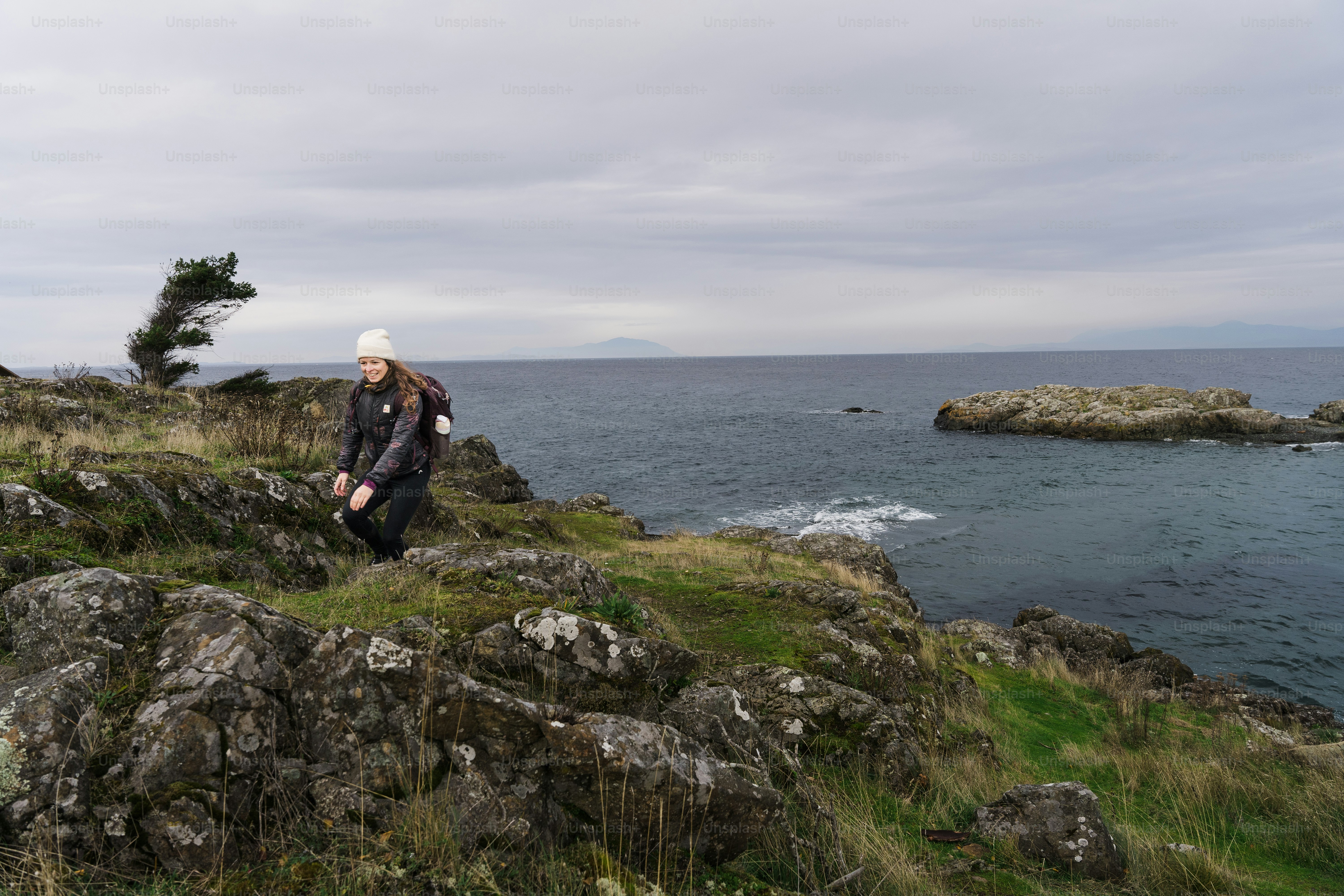 Une personne debout sur une falaise surplombant l’océan