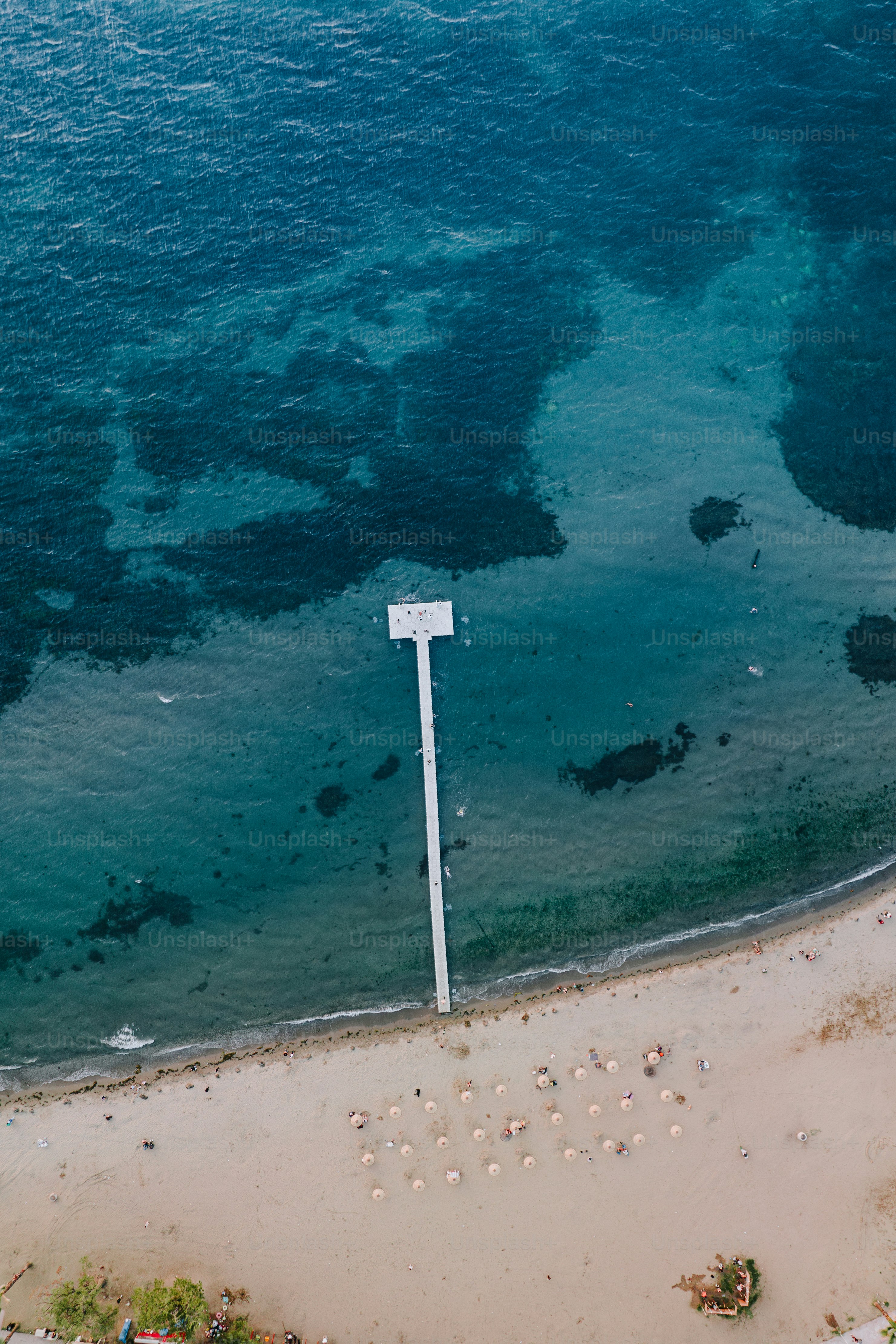 Eine Luftaufnahme eines Strandes mit einem Straßenschild